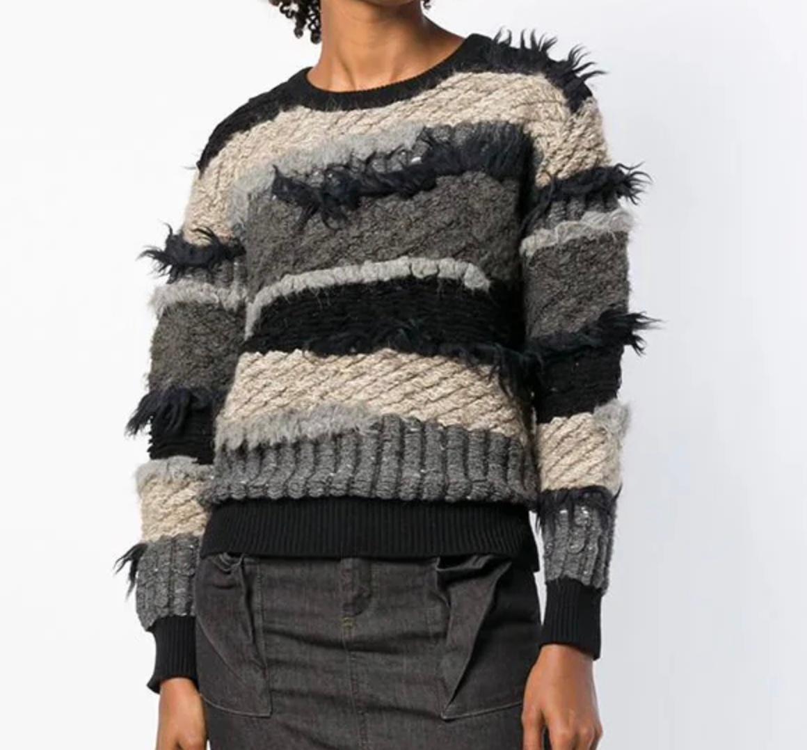 Schwarzer, grauer und cremeweißer Pullover aus Wolle mit ausgefransten 80er-Jahre-Streifen von Issey Miyake mit folgenden Eigenschaften: gerippter Rundhalsausschnitt, überschnittene Schultern, lange Ärmel, gerippter Saum und gerippte Bündchen,