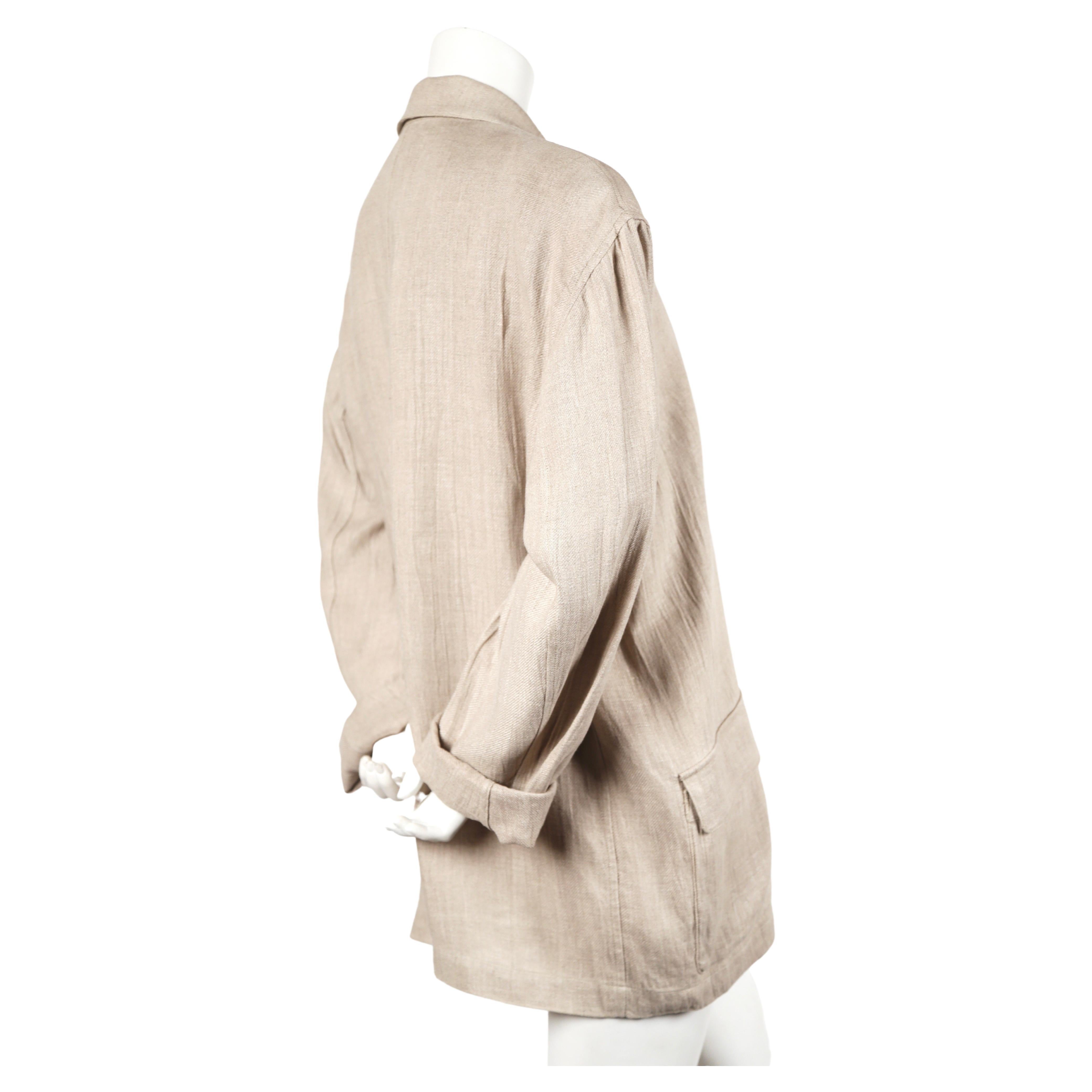 Veste oversize en lin, couleur lin, avec boutons en tissu noué, conçue par Issey Miyake pour Plantation, datant des années 1980. La veste est étiquetée en taille 'M' mais elle est trop grande. Photographié sans décollement sur un mannequin de taille