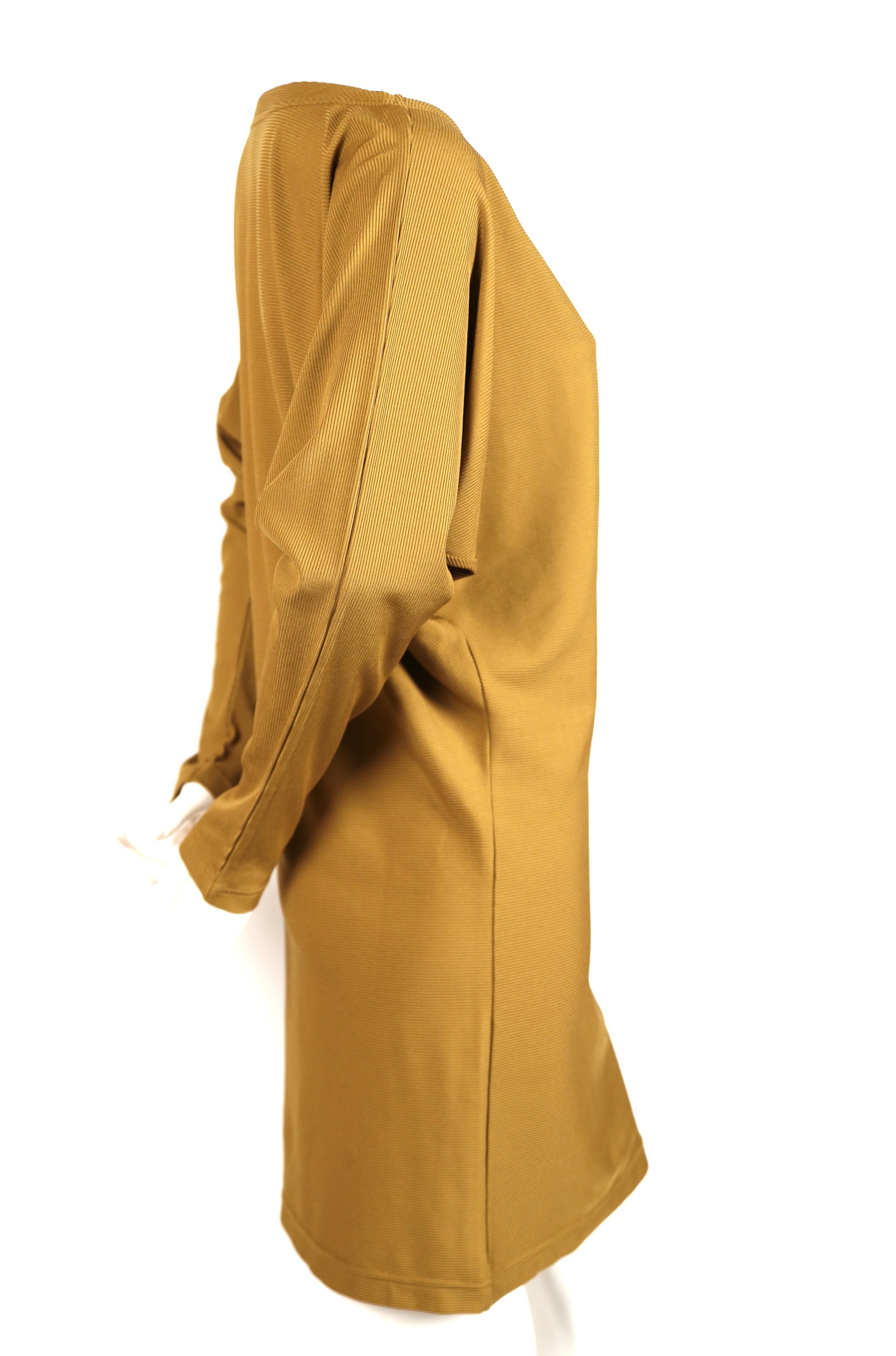 Tunique ou robe en côtes à manches dolman conçue par Issey Miyake. Labellisé taille moyenne. Mesures approximatives (non étiré) : buste 44