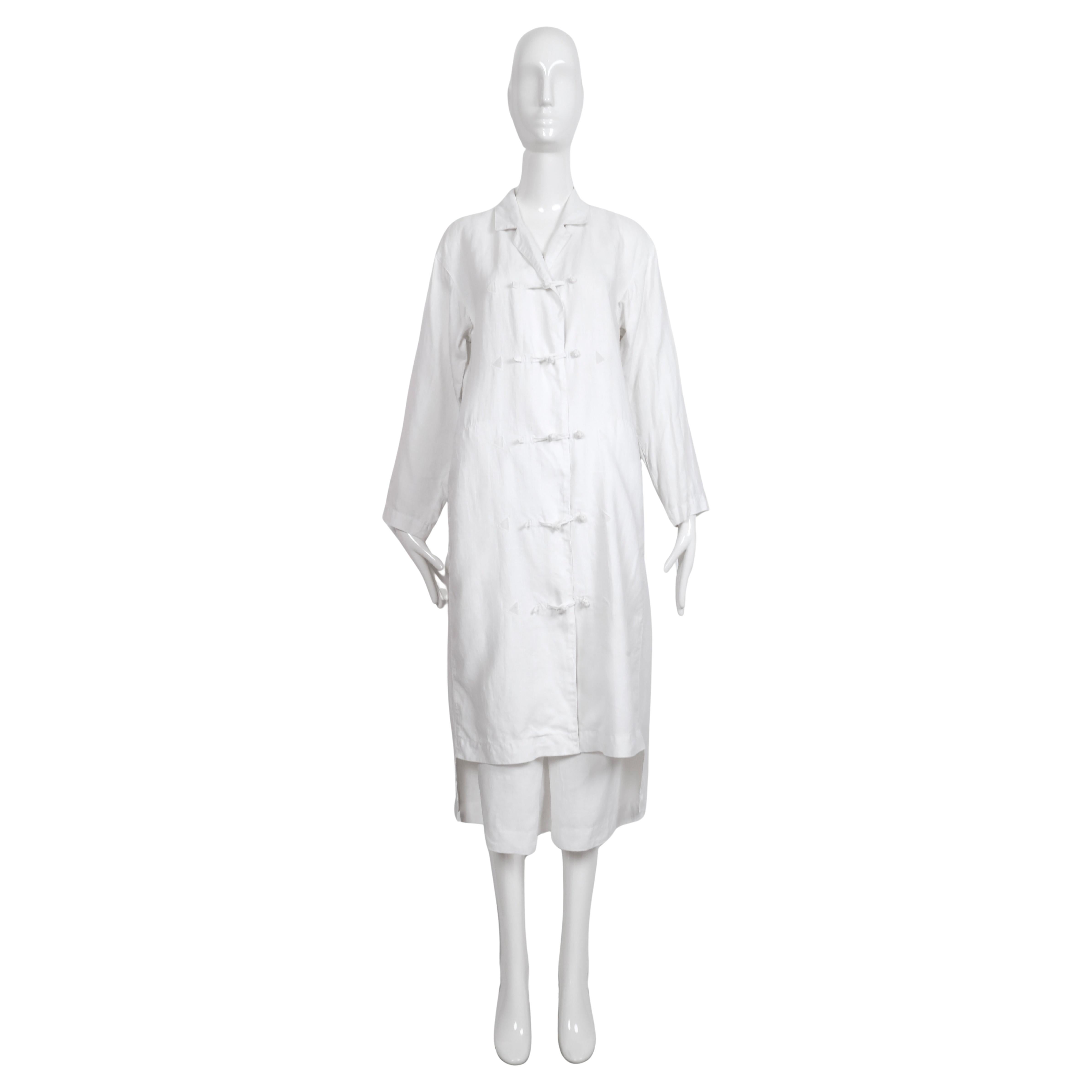 1980er ISSEY MIYAKE weiße Leinen-Staubmanteljacke und passender Rock im Angebot