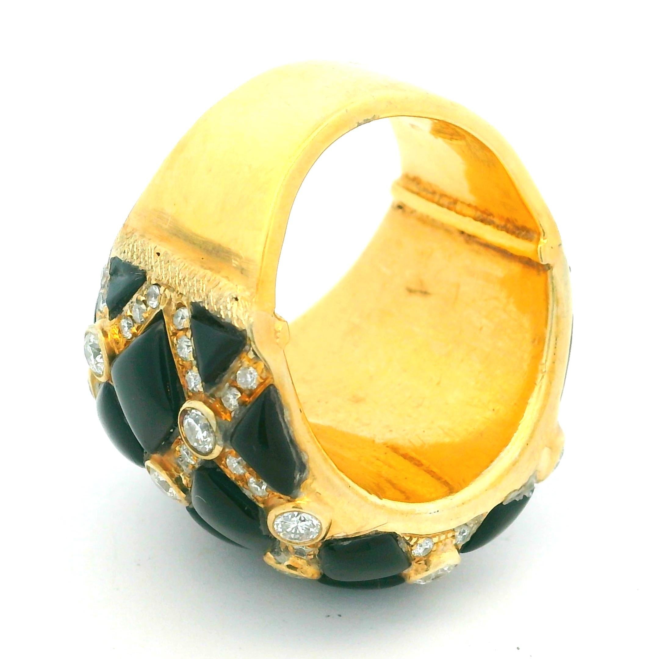 1980 Italian 18K Gold Black Onyx and 2 Carat Diamond Bombe Dome Ring en vente 6