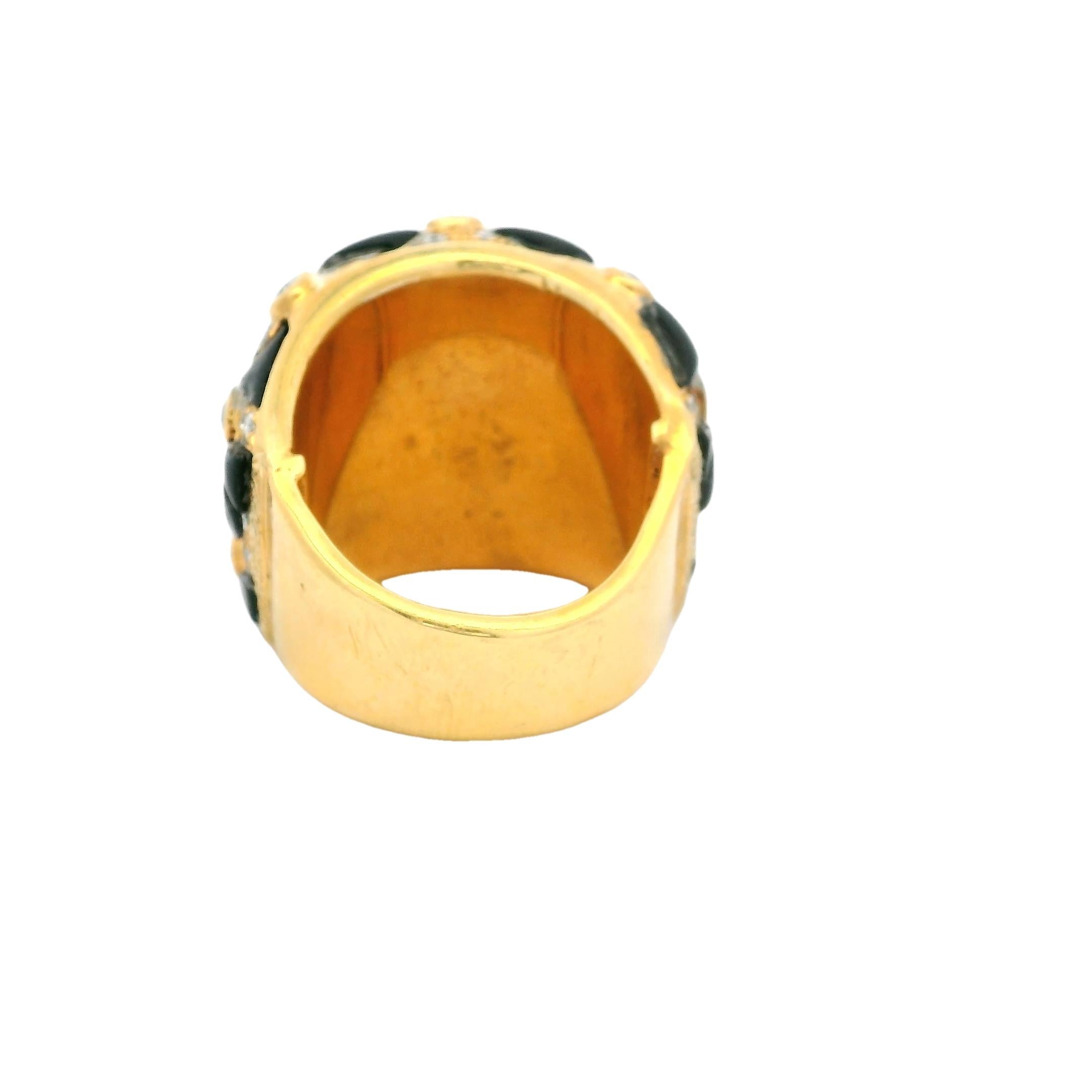 Un extraordinario anillo italiano vintage de los años 80, que muestra el atrevido glamour y la excepcional artesanía de la época. Meticulosamente elaborado a mano en oro amarillo de 18 quilates, este lujoso diseño de cúpula bombe está engastado con