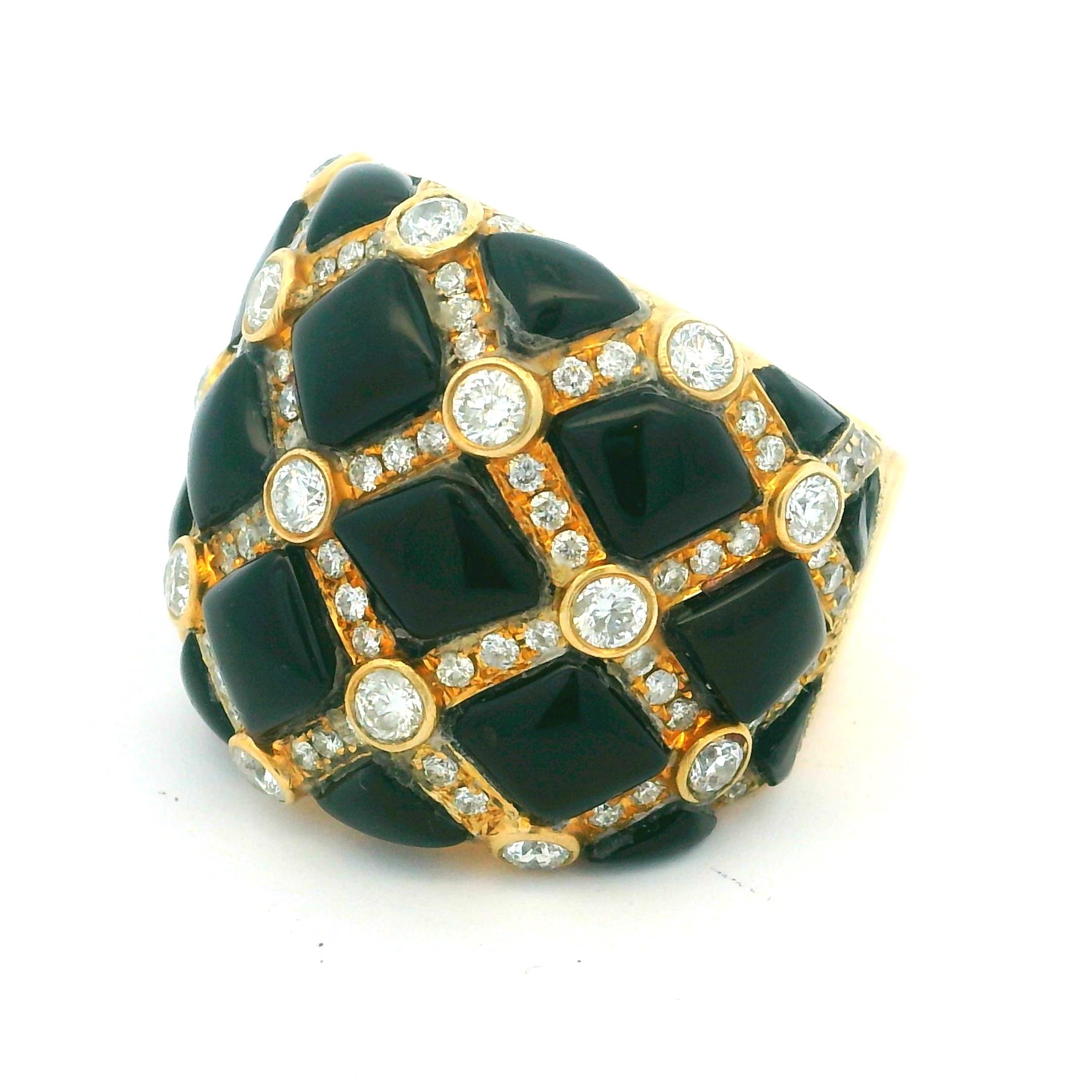 Une extraordinaire bague italienne vintage des années 1980, qui témoigne du glamour audacieux et de l'exceptionnel savoir-faire de l'époque. Méticuleusement réalisé à la main en or jaune 18 carats, ce luxueux dôme en forme de bombe est serti de