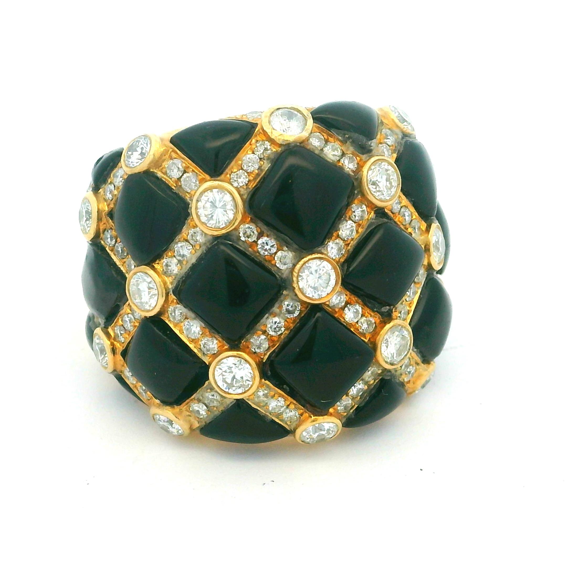 Rétro 1980 Italian 18K Gold Black Onyx and 2 Carat Diamond Bombe Dome Ring en vente
