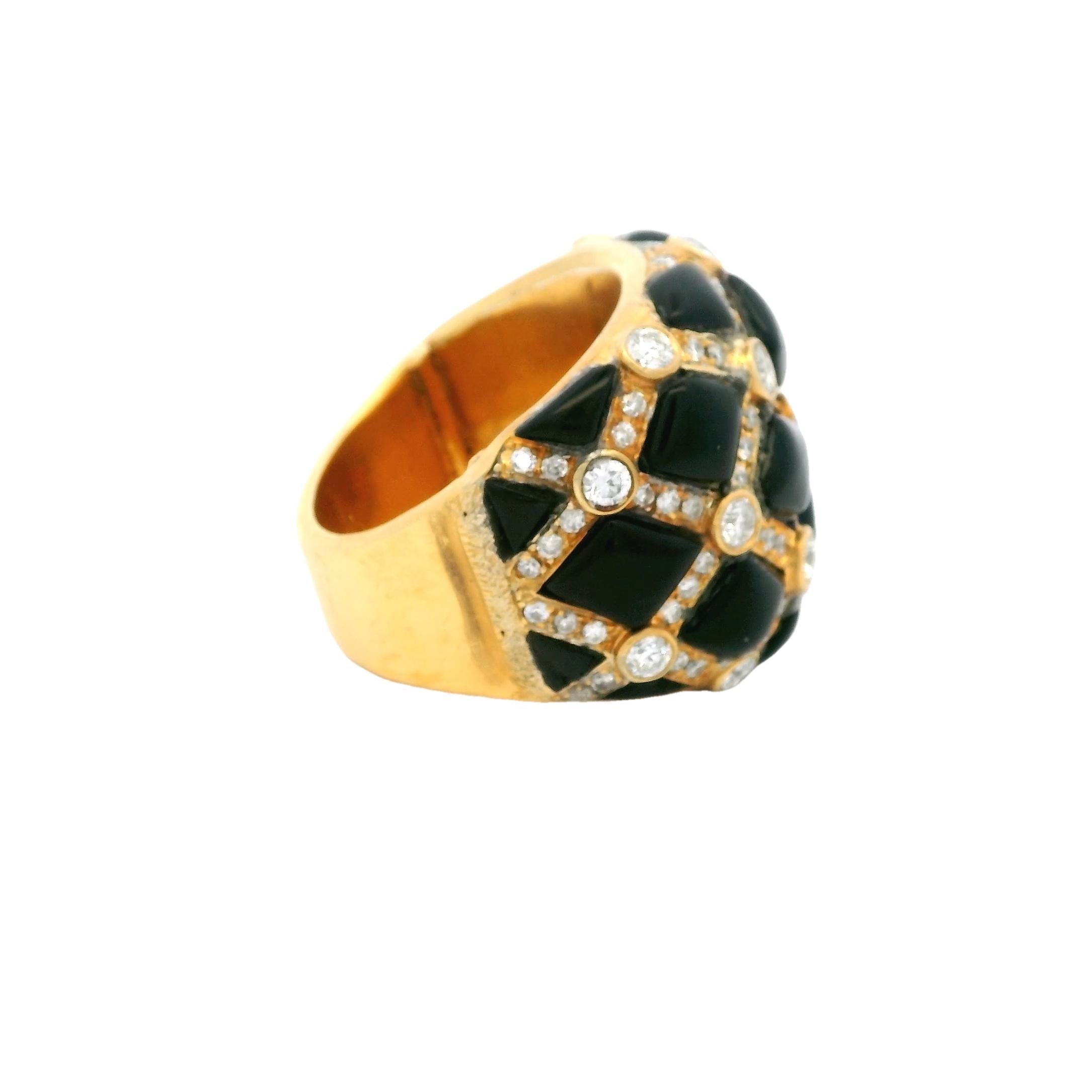 Anillo italiano de oro de 18 quilates de los años 80 con ónice negro y diamante de 2 quilates en forma de cúpula Corte redondo en venta
