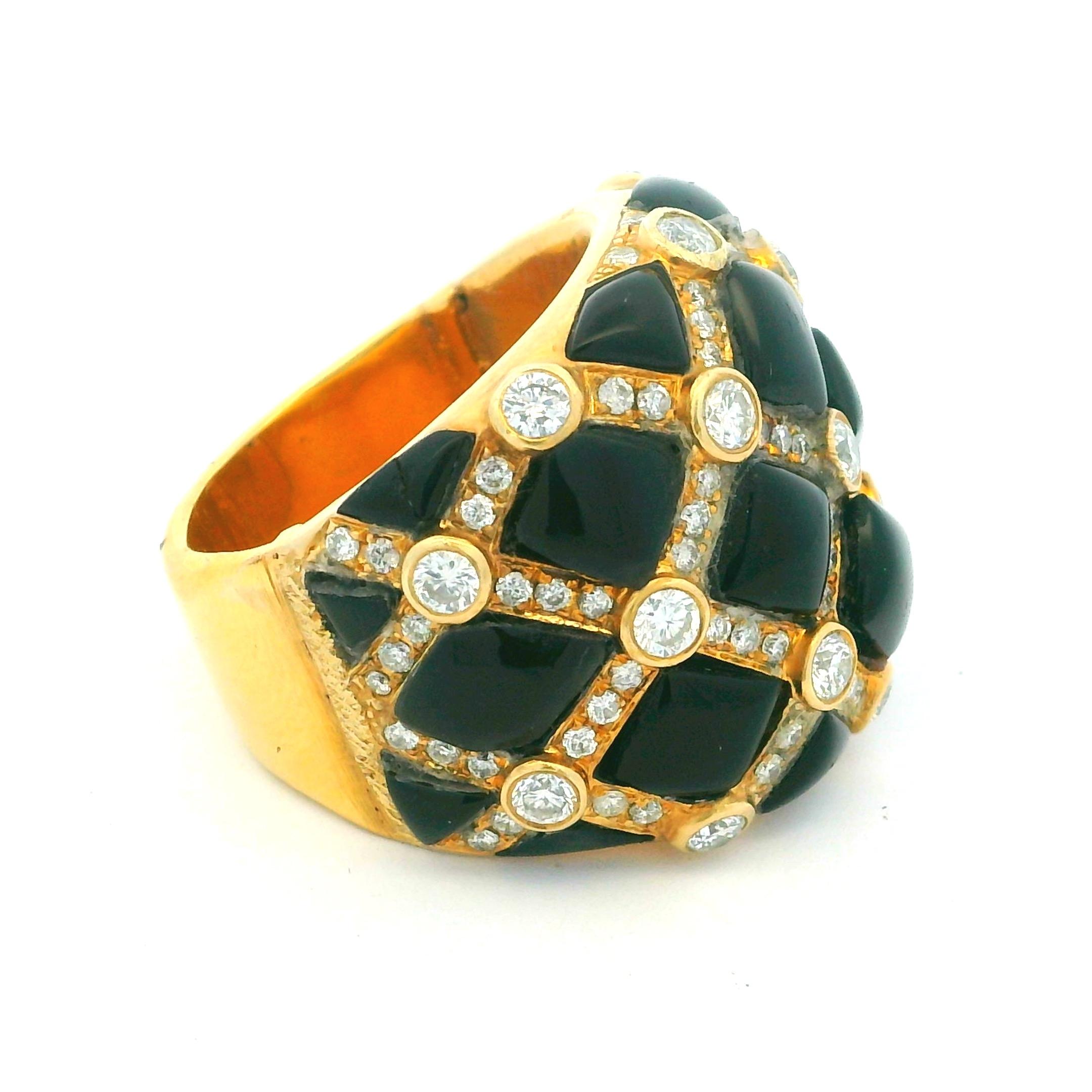 1980 Italian 18K Gold Black Onyx and 2 Carat Diamond Bombe Dome Ring Excellent état - En vente à Miami, FL