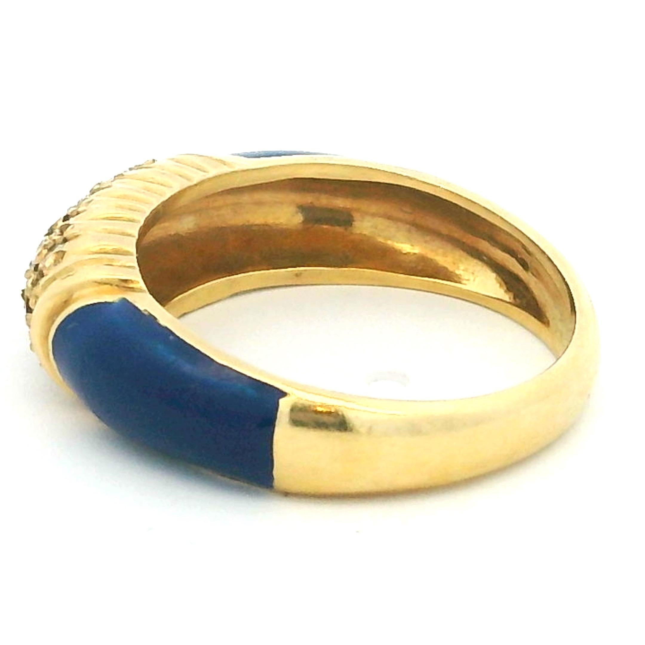 Anello italiano anni '80 in oro giallo 18 carati con smalto blu e diamanti in vendita 4