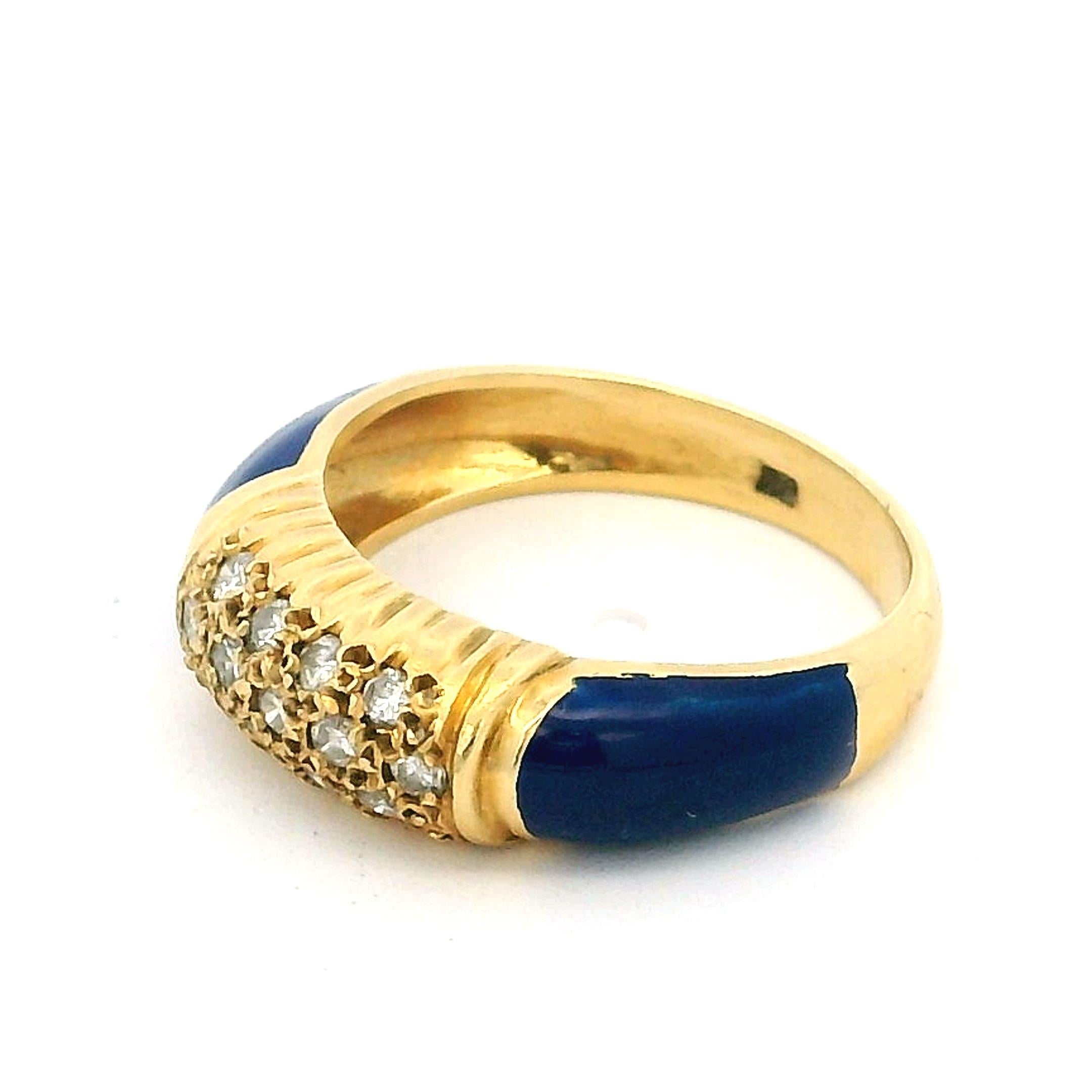 Taglio rotondo Anello italiano anni '80 in oro giallo 18 carati con smalto blu e diamanti in vendita