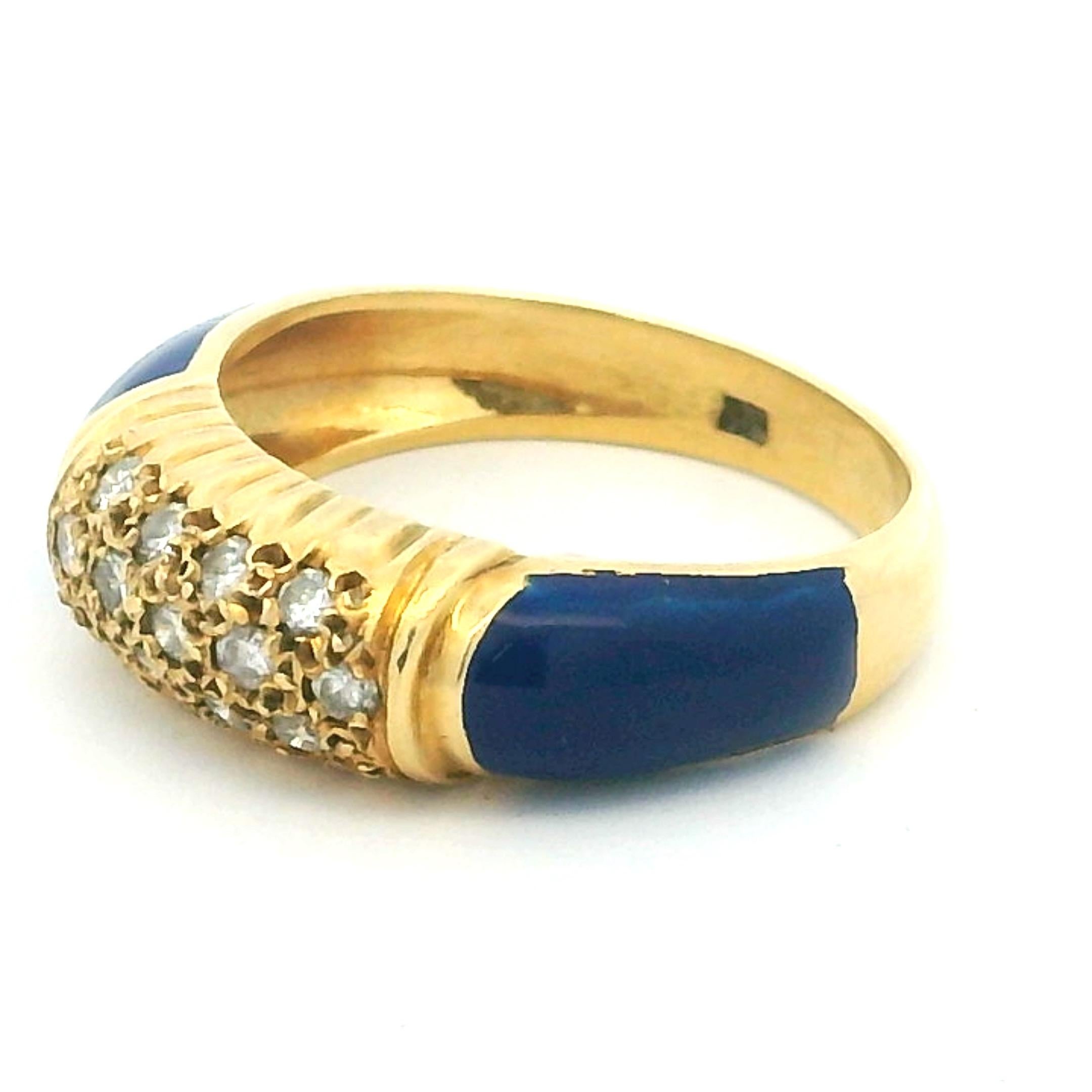 Anello italiano anni '80 in oro giallo 18 carati con smalto blu e diamanti in vendita 5