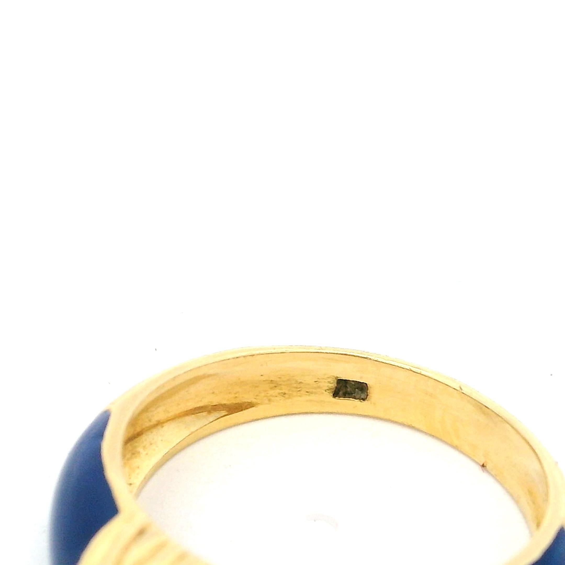 Anello italiano anni '80 in oro giallo 18 carati con smalto blu e diamanti in vendita 2