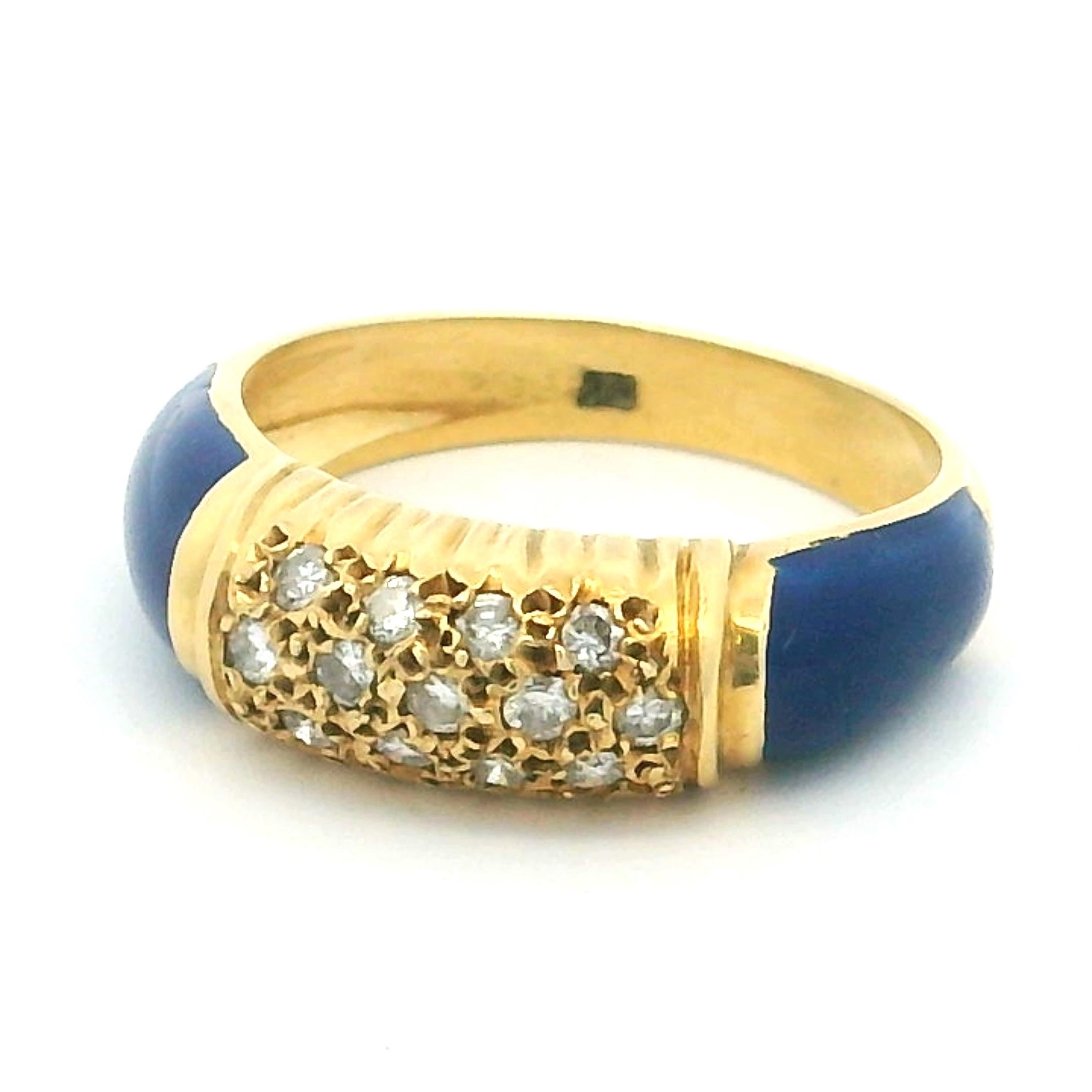 Anello italiano anni '80 in oro giallo 18 carati con smalto blu e diamanti in vendita 6