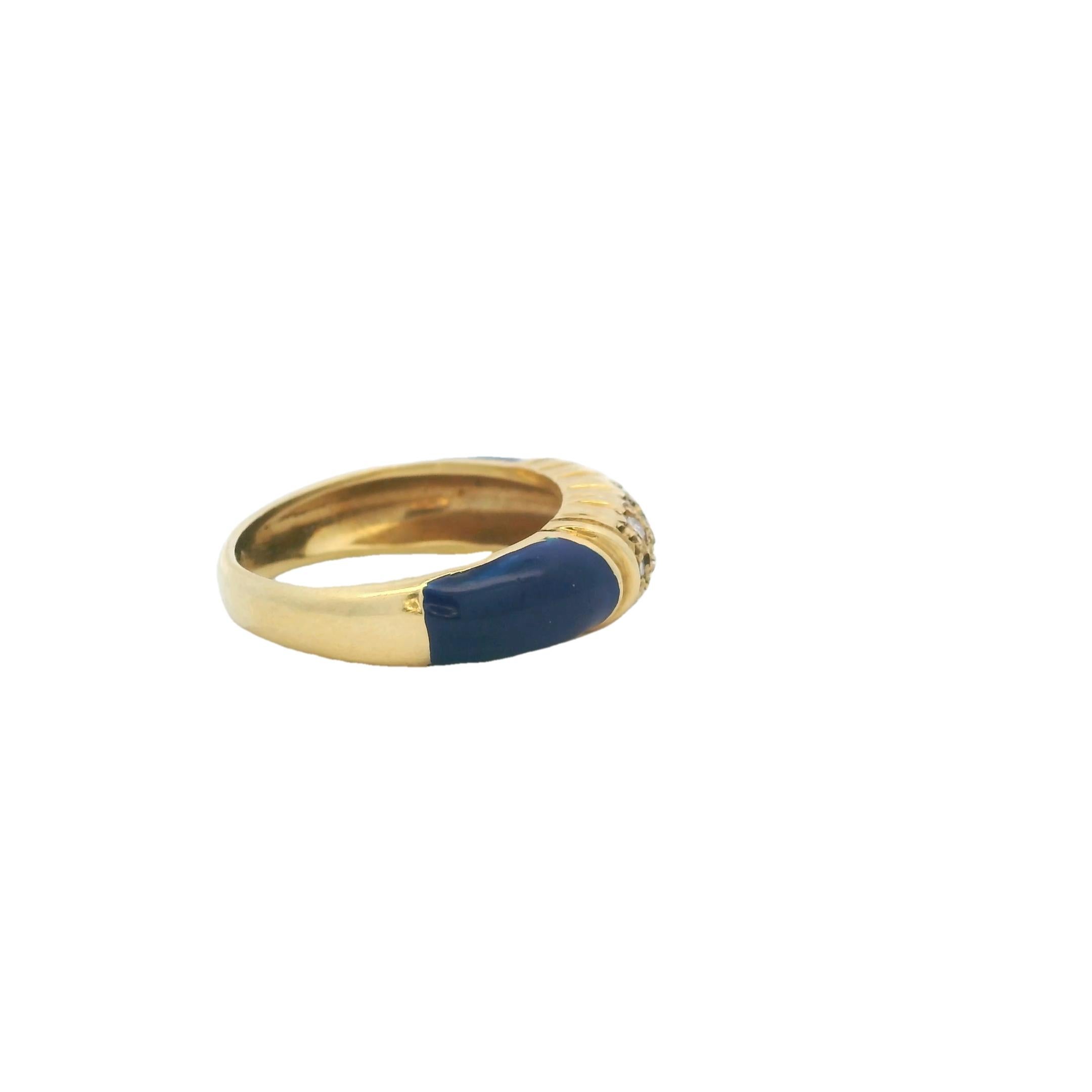 Anello italiano anni '80 in oro giallo 18 carati con smalto blu e diamanti In condizioni ottime in vendita a Miami, FL