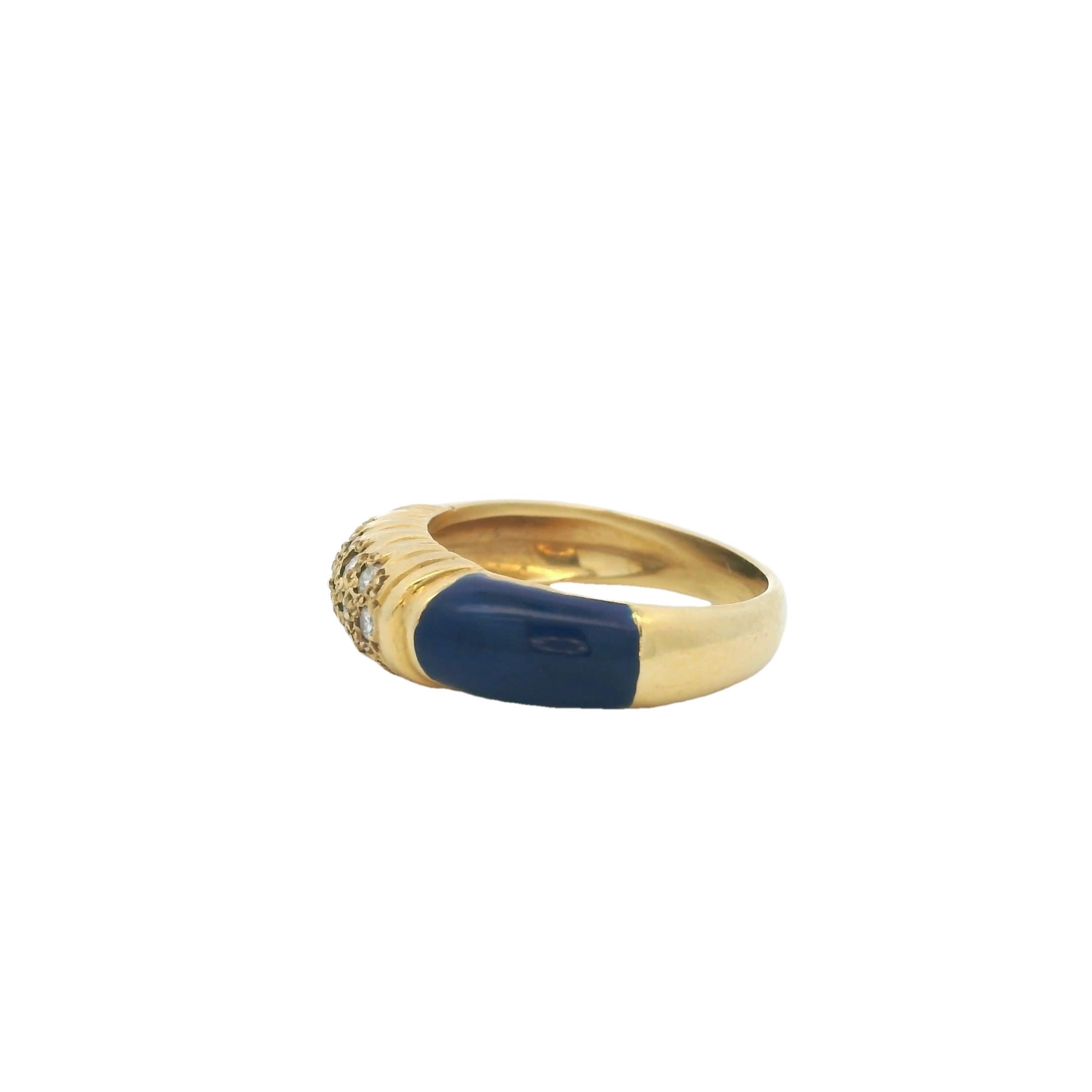 Anello italiano anni '80 in oro giallo 18 carati con smalto blu e diamanti in vendita 1