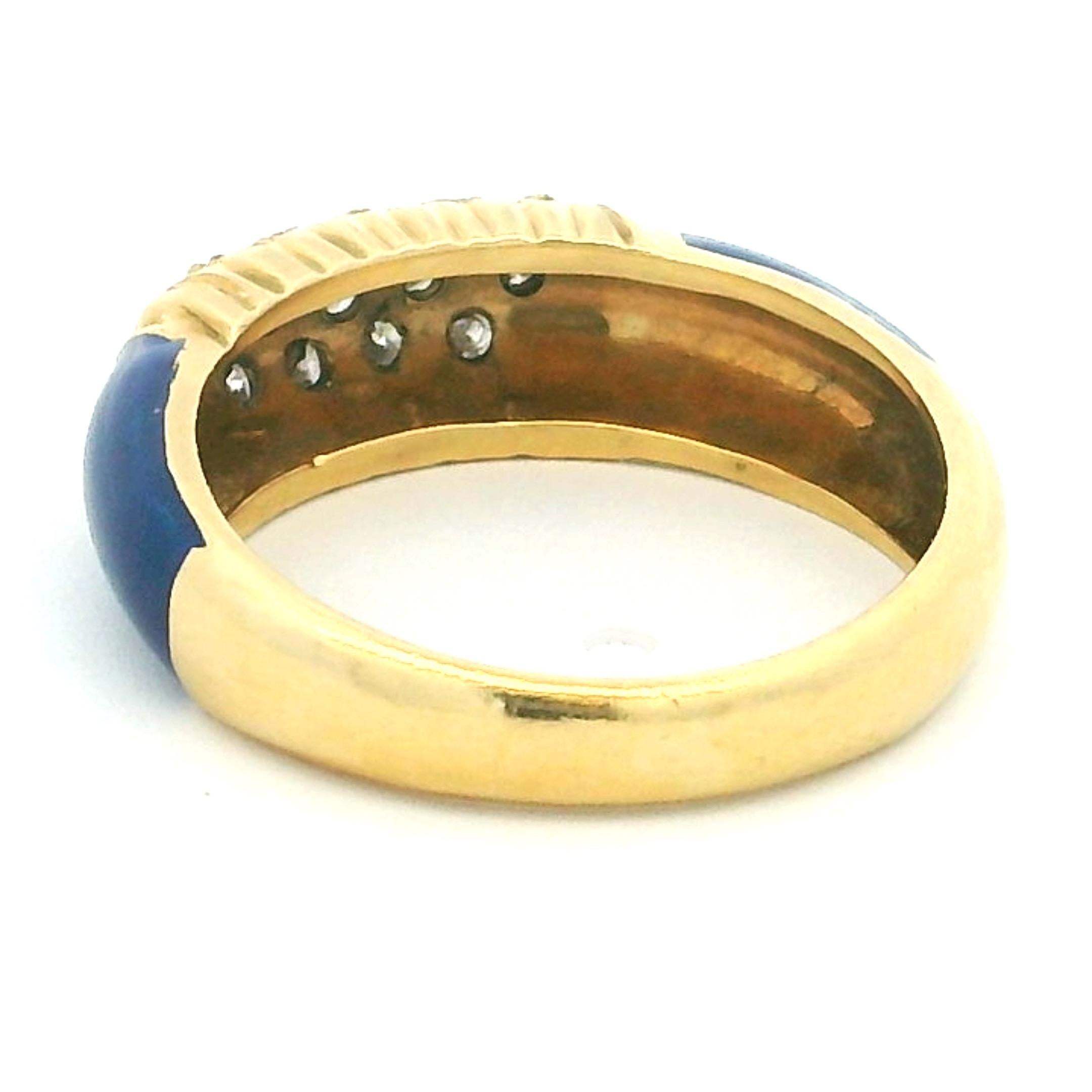 Anello italiano anni '80 in oro giallo 18 carati con smalto blu e diamanti in vendita 3