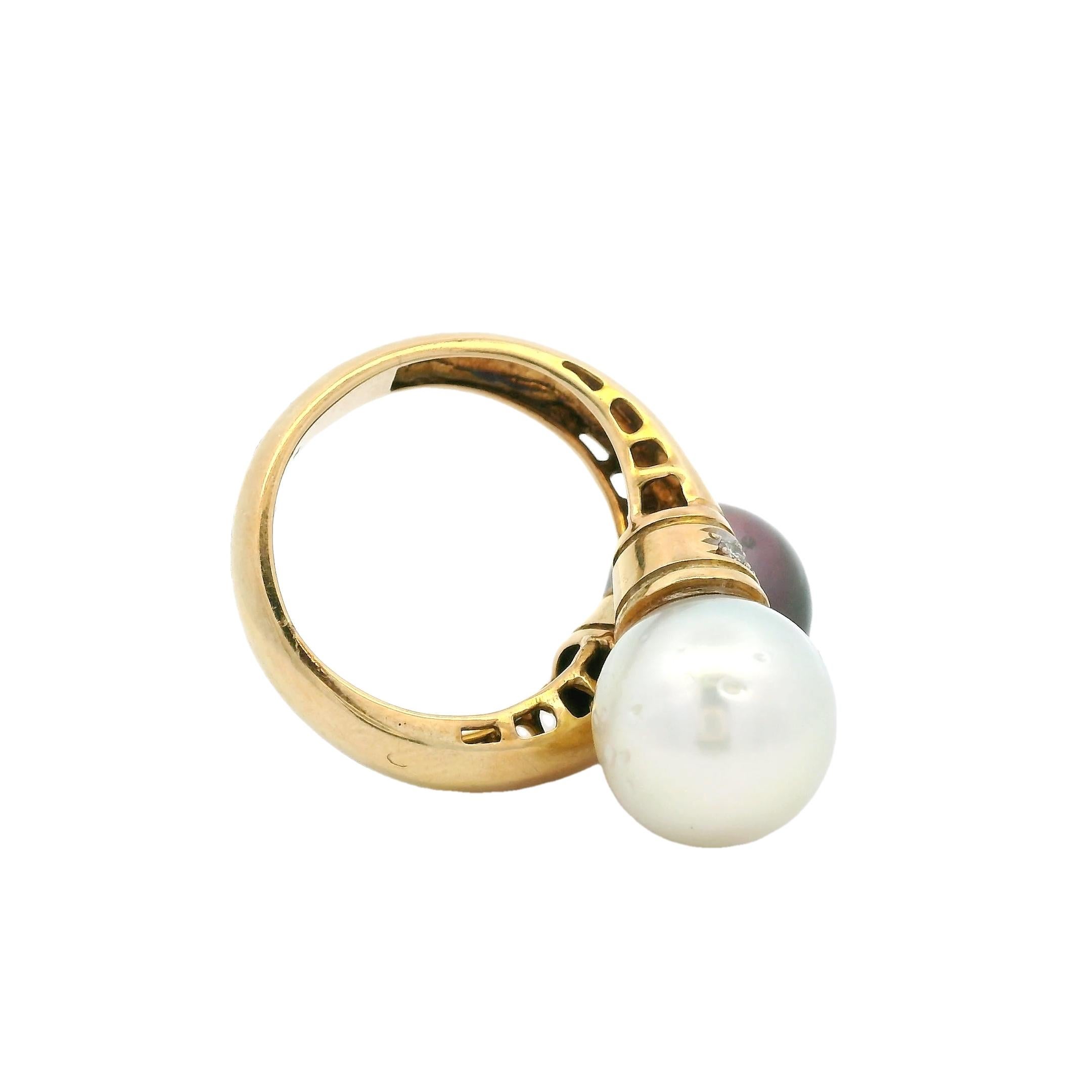 Taglio rotondo Anello italiano anni '80 in oro giallo 18 carati con perle e diamanti dei mari del sud in vendita
