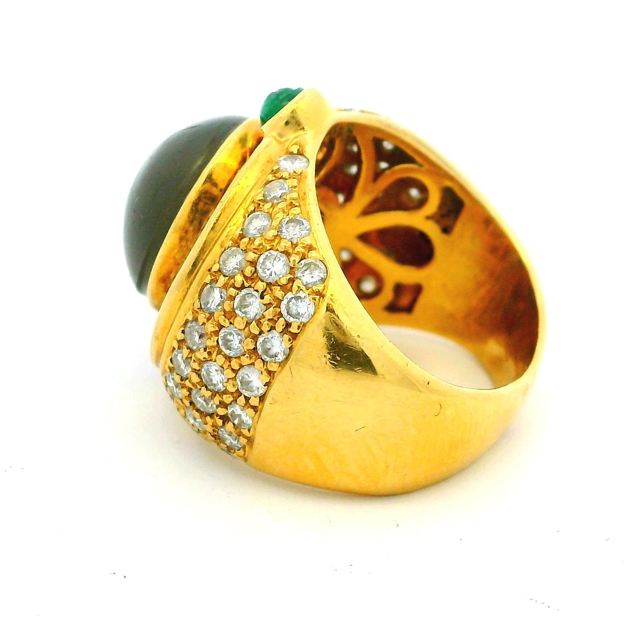 Anello da cocktail in oro giallo 18 carati italiano del 1980 con occhio di tigre, rubino, smeraldo e diamante in vendita 5