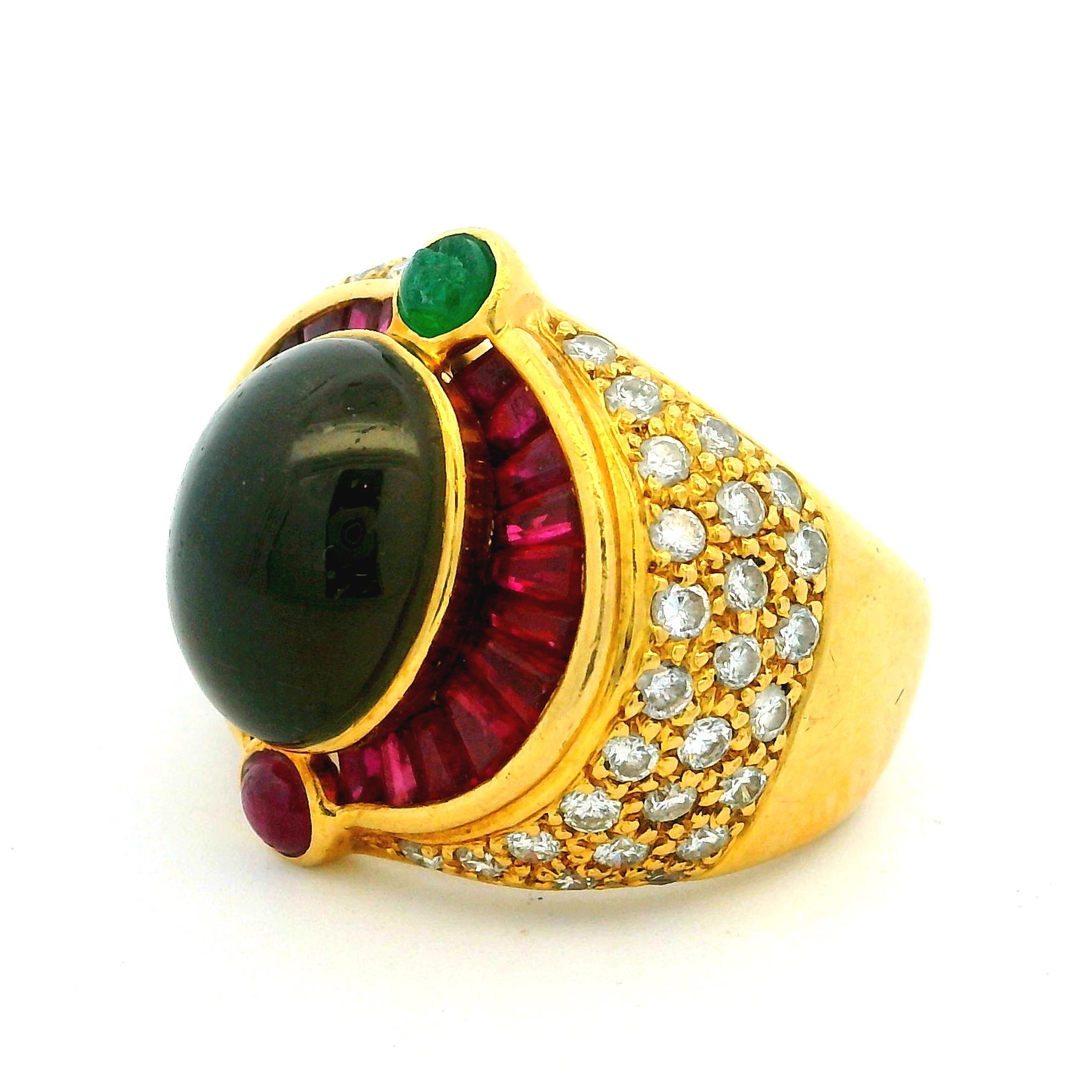Anello da cocktail in oro giallo 18 carati italiano del 1980 con occhio di tigre, rubino, smeraldo e diamante in vendita 6