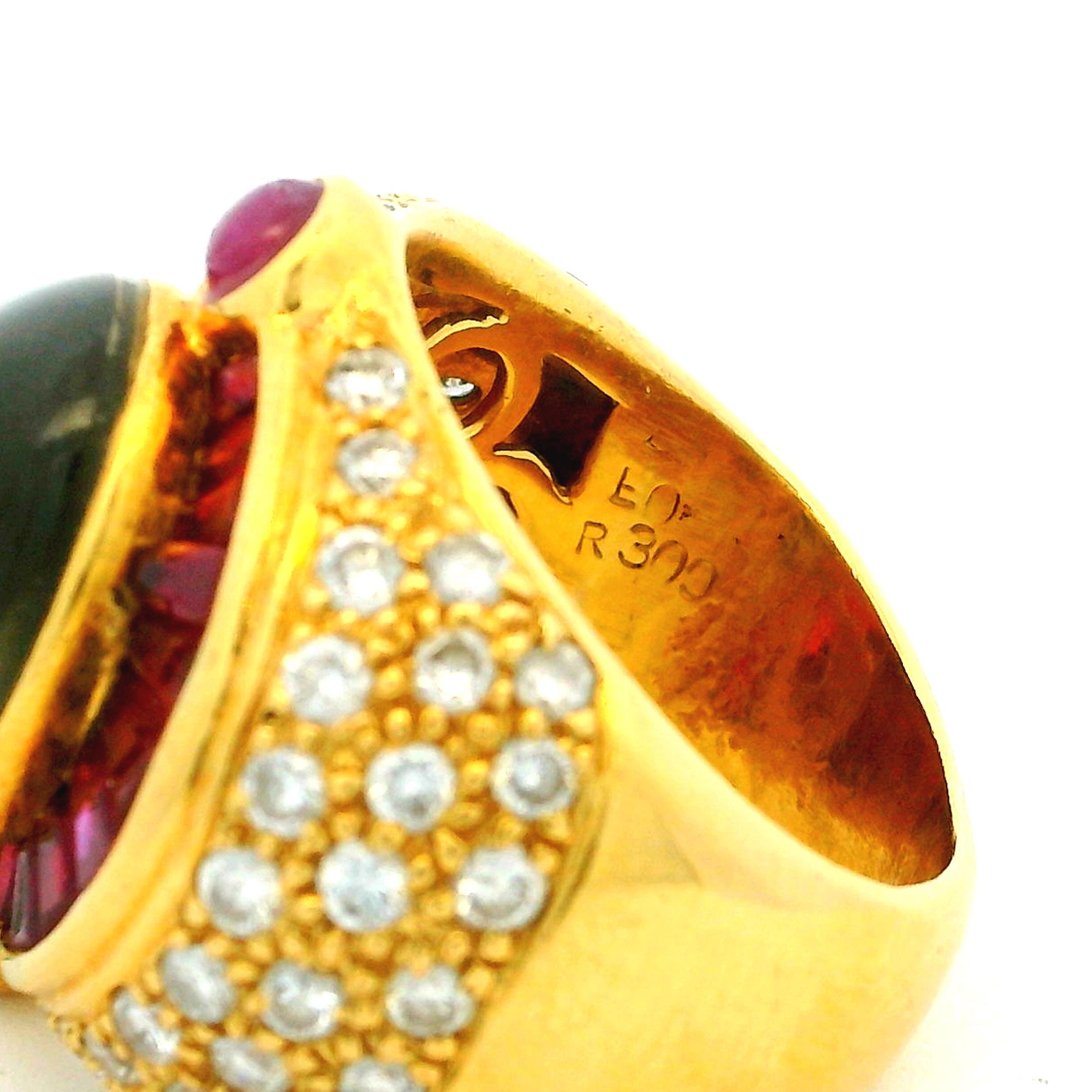 Anello da cocktail in oro giallo 18 carati italiano del 1980 con occhio di tigre, rubino, smeraldo e diamante in vendita 7