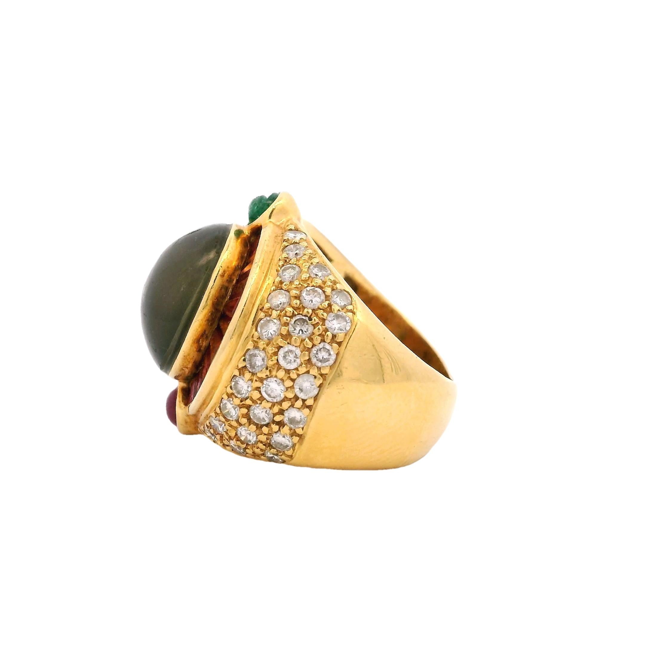 Un audace e lussuoso anello da cocktail italiano degli anni '80, magistralmente realizzato in oro giallo 18 carati. Il centro è caratterizzato da un occhio di tigre cabochon di 2 carati, circondato da circa 2 carati di rubini calibrati incastonati