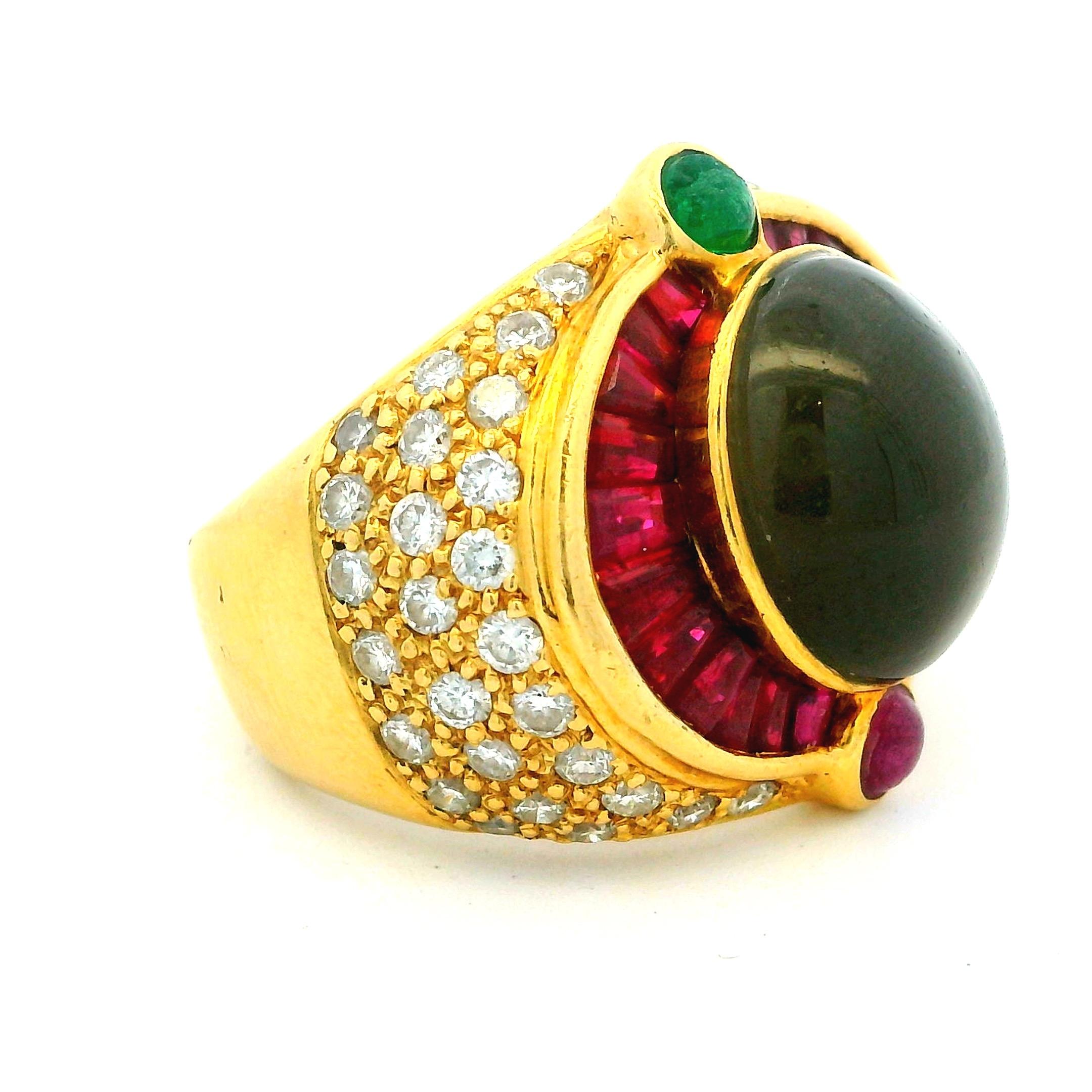 Cabochon Anello da cocktail in oro giallo 18 carati italiano del 1980 con occhio di tigre, rubino, smeraldo e diamante in vendita