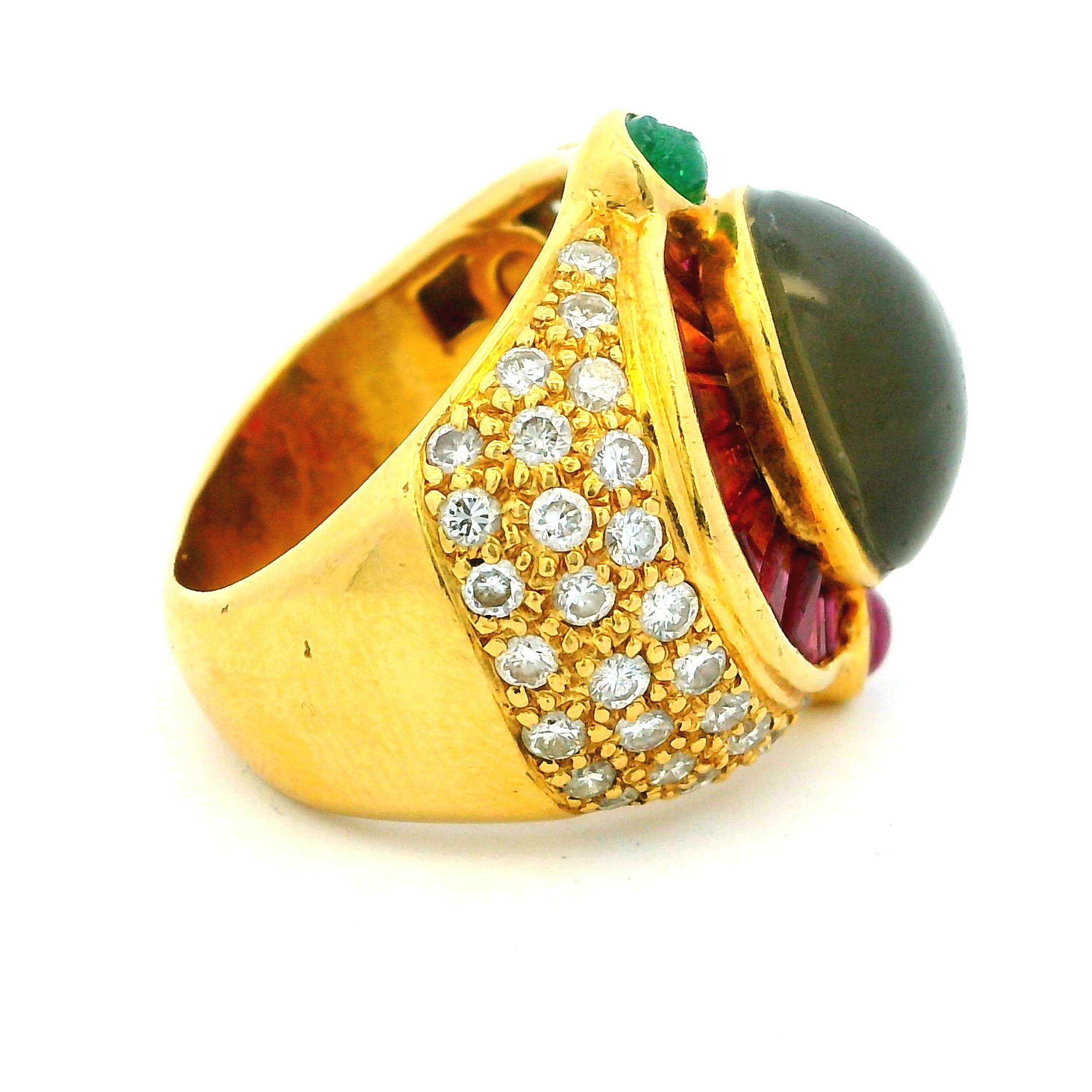 Anello da cocktail in oro giallo 18 carati italiano del 1980 con occhio di tigre, rubino, smeraldo e diamante In condizioni ottime in vendita a Miami, FL