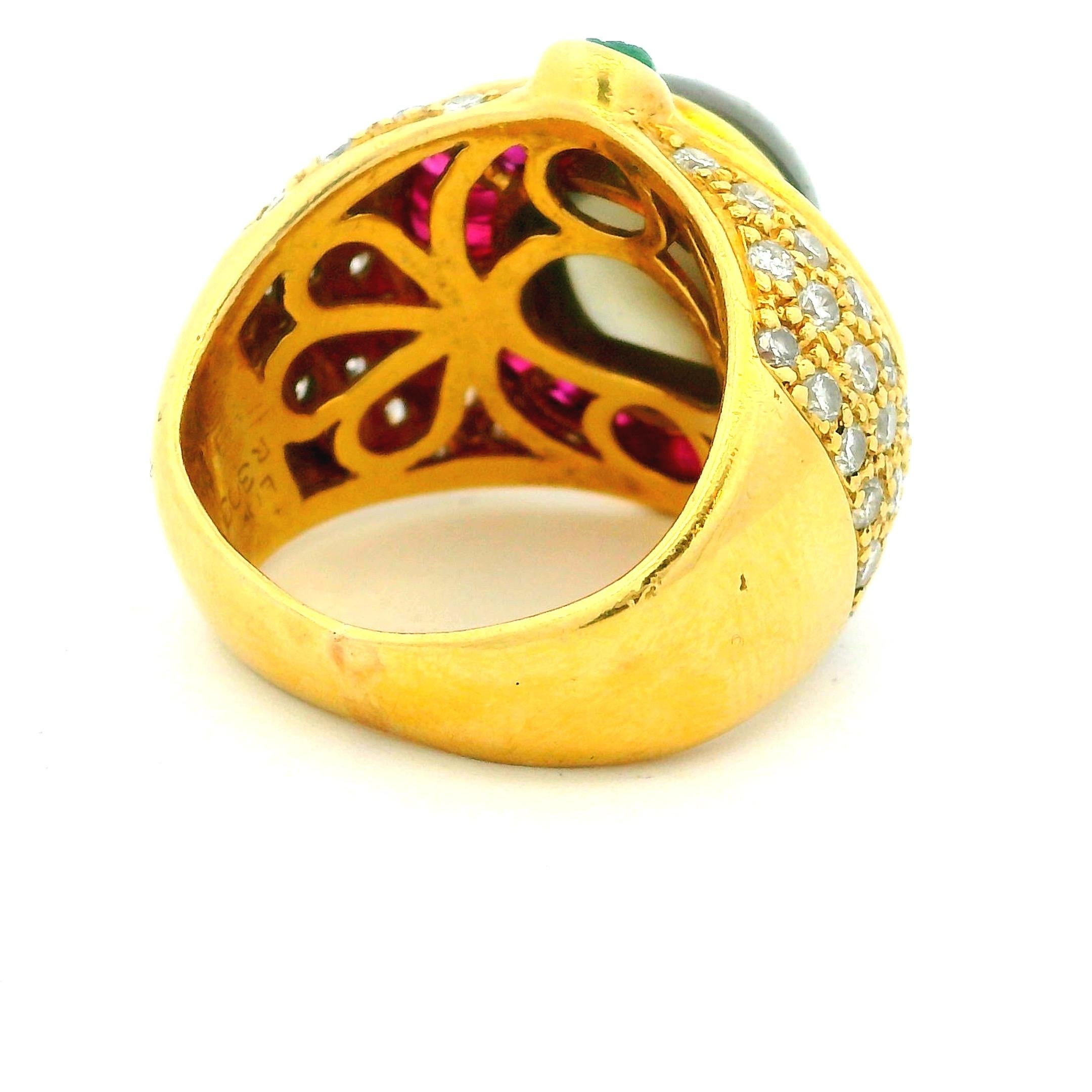 Anello da cocktail in oro giallo 18 carati italiano del 1980 con occhio di tigre, rubino, smeraldo e diamante in vendita 1