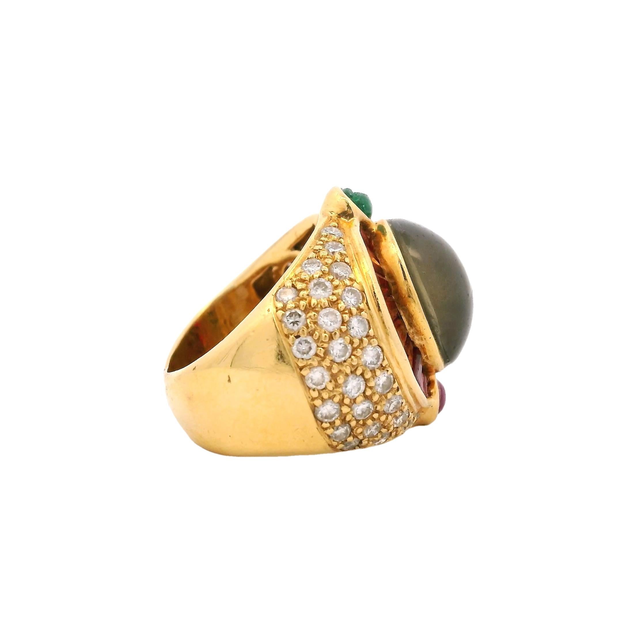 Anello da cocktail in oro giallo 18 carati italiano del 1980 con occhio di tigre, rubino, smeraldo e diamante in vendita 2