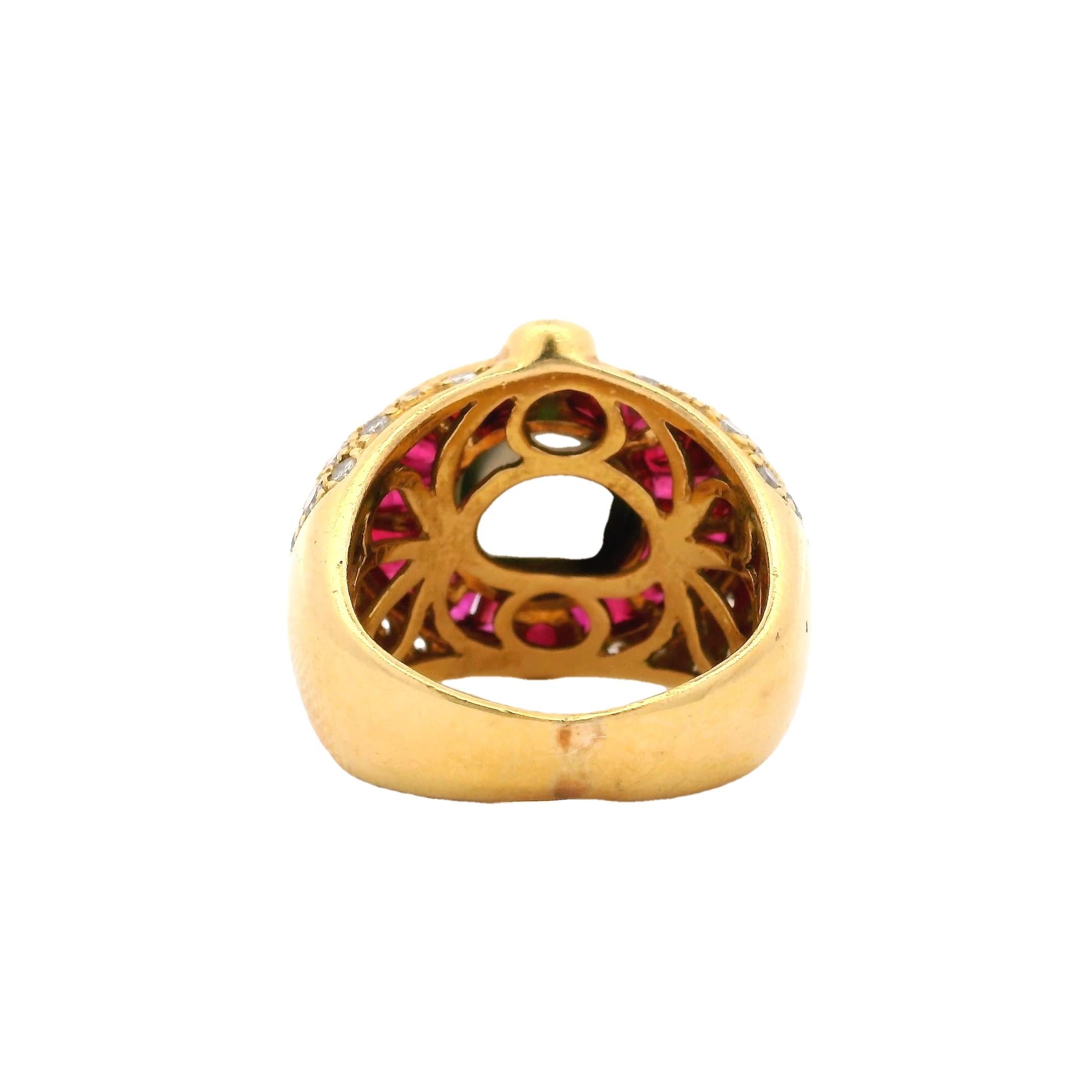 Anello da cocktail in oro giallo 18 carati italiano del 1980 con occhio di tigre, rubino, smeraldo e diamante in vendita 3