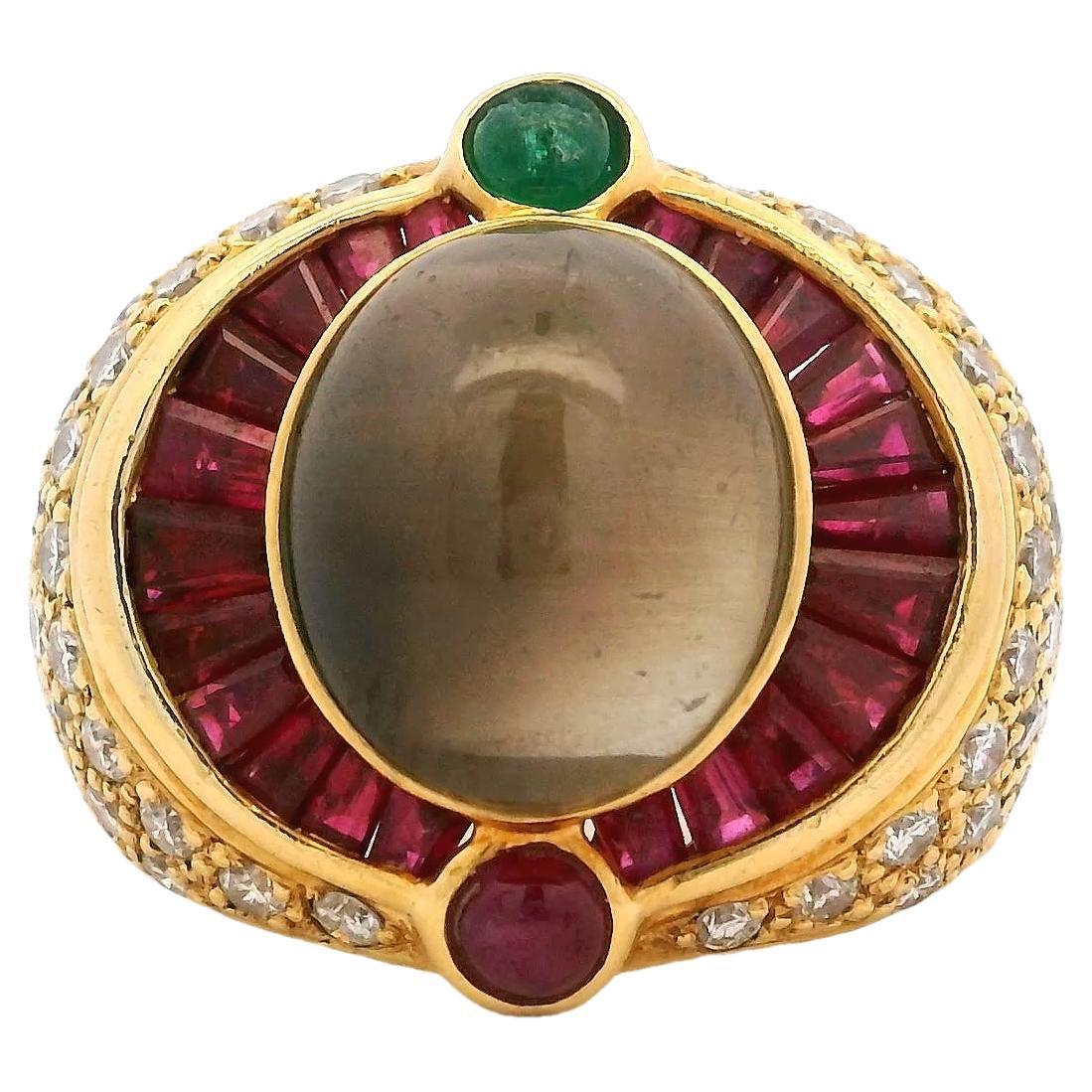 Anello da cocktail in oro giallo 18 carati italiano del 1980 con occhio di tigre, rubino, smeraldo e diamante in vendita