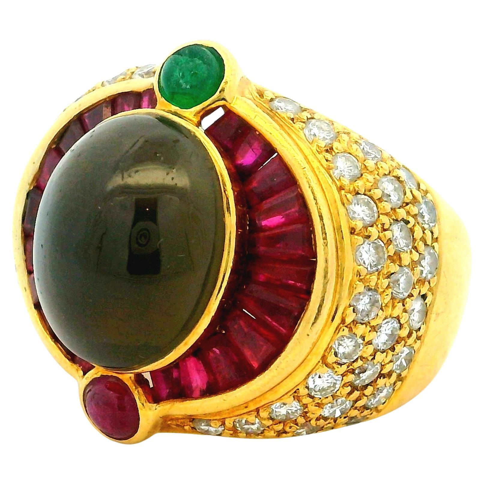 Anello da cocktail in oro giallo 18 carati italiano del 1980 con occhio di tigre, rubino, smeraldo e diamante