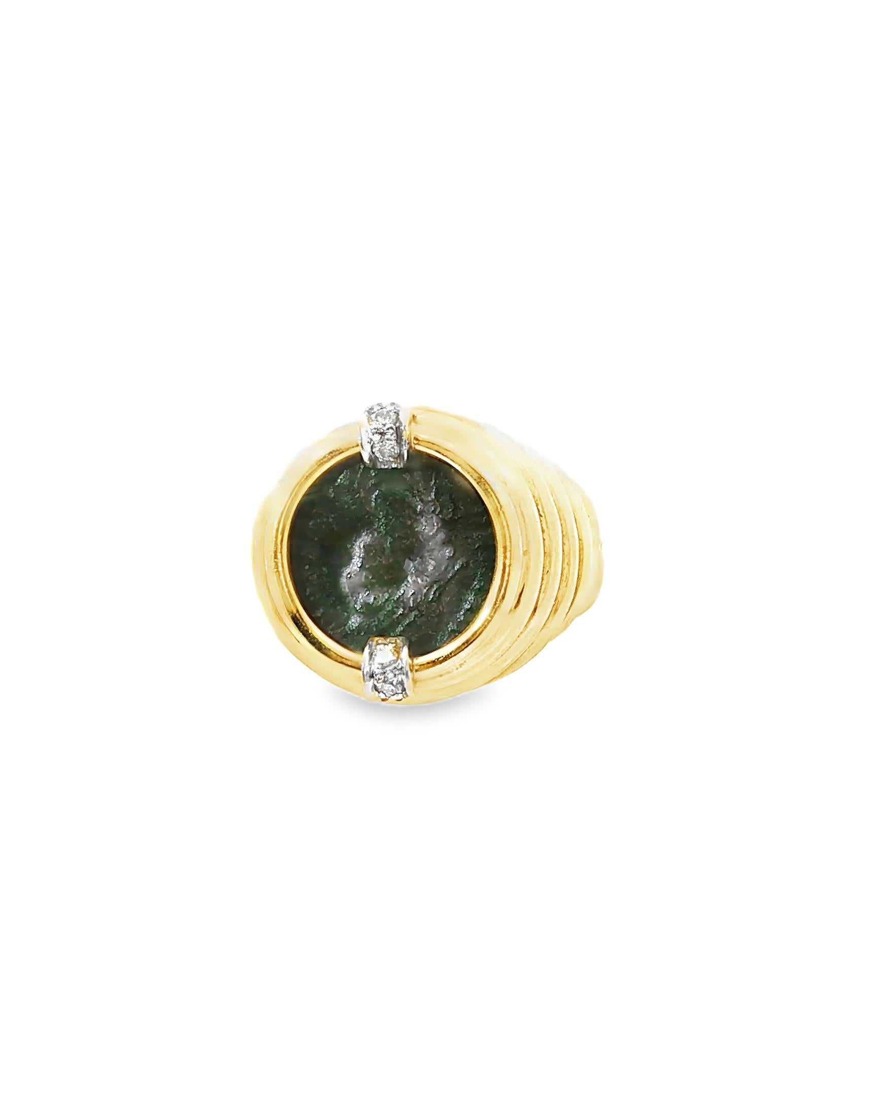 Imperium Reimagined
Un imperatore romano reinterpretato attraverso l'audace lente del design italiano degli anni '70.

Questo anello scultoreo, ispirato all'iconica collezione Monet di Bulgari, incastona un'autentica moneta romana in bronzo di