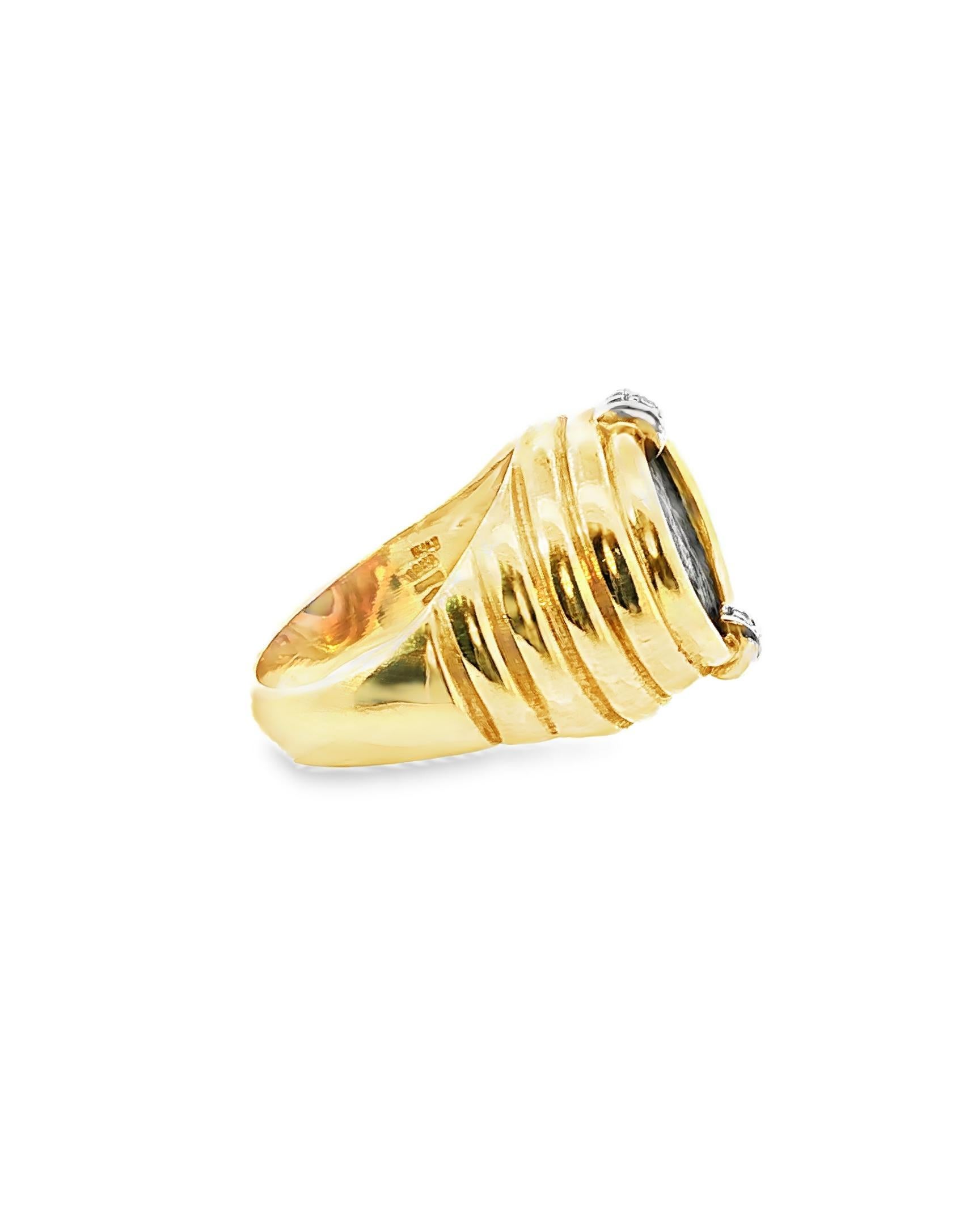 Anello con moneta antica italiana del 1980 in oro 18 carati con accenti di diamanti In condizioni ottime a New York, NY