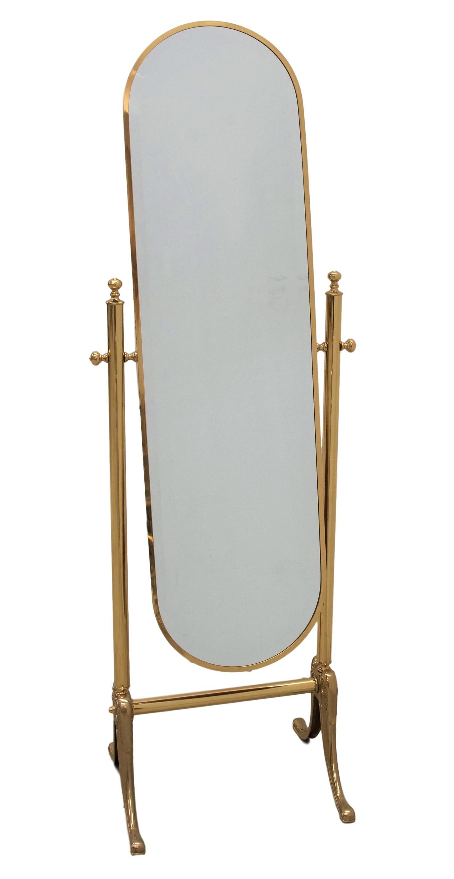 Schöner bodenlanger Chevalspiegel aus Messing, hergestellt in den 1980er Jahren in Italien. Der Spiegel kann in den gewünschten Winkel gedreht werden. Der Zustand ist ausgezeichnet, mit sehr geringer Verblassung und Patina.

Ein großartiges Stück,