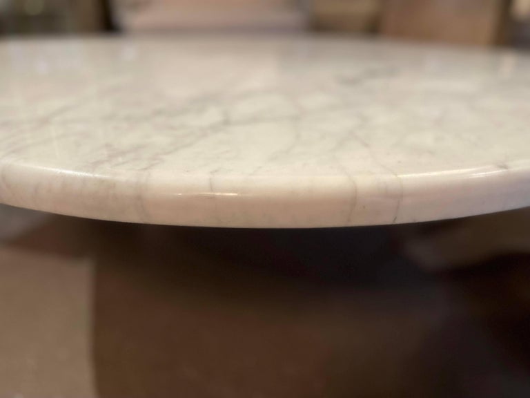 1980s Italian Carrara Marble Eye Shaped Coffee Table For Sale 4