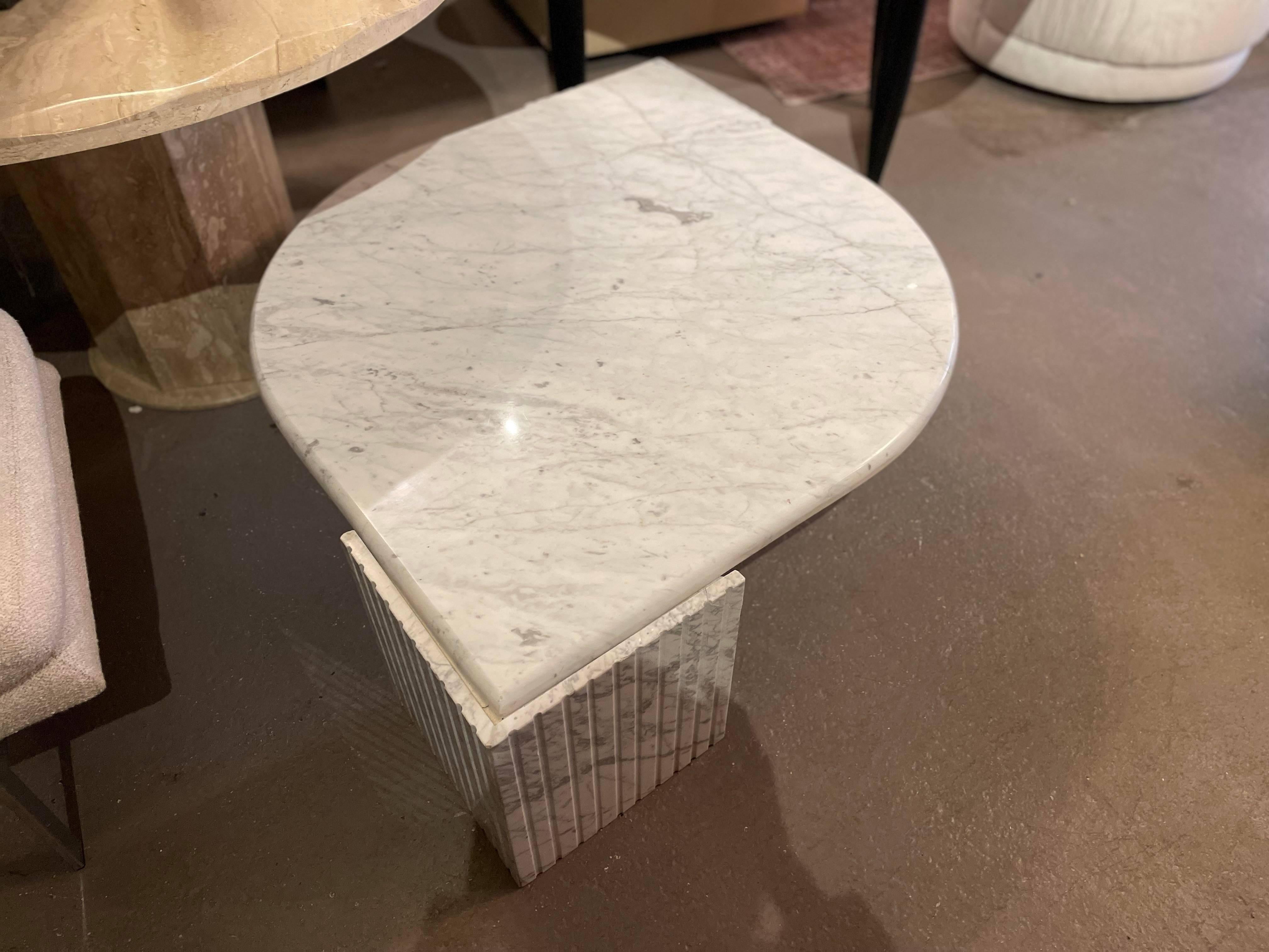 1980s Italian Carrara Marble Eye Shaped Coffee Table In Good Condition For Sale In Chicago, IL