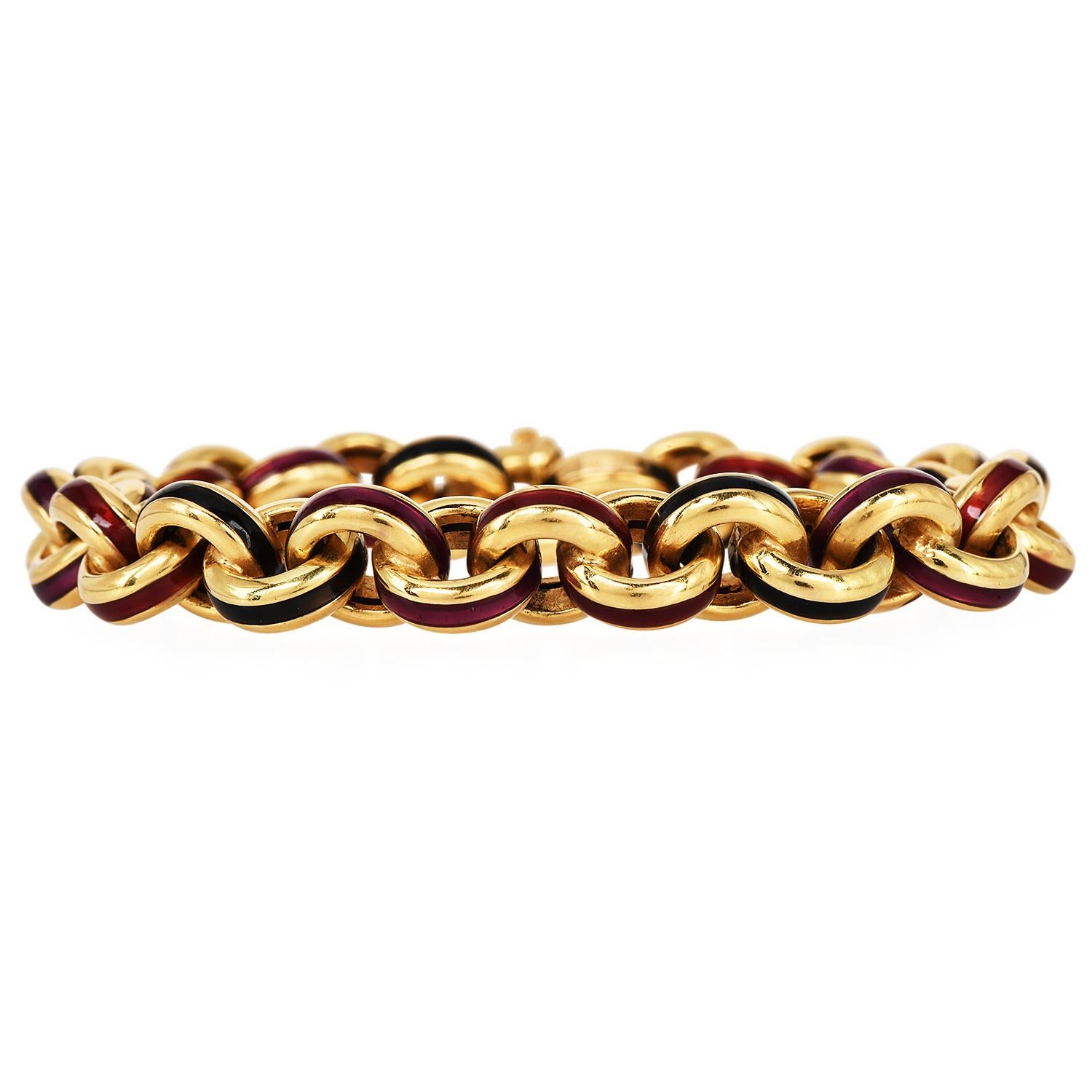 Circa 1990's, ce bracelet de fabrication italienne est réalisé en or jaune massif 18k avec un dessus circulaire en émail noir et rouge rose très poli. C'est un bracelet parfait pour un usage quotidien. Il est sécurisé par un large lien circulaire en