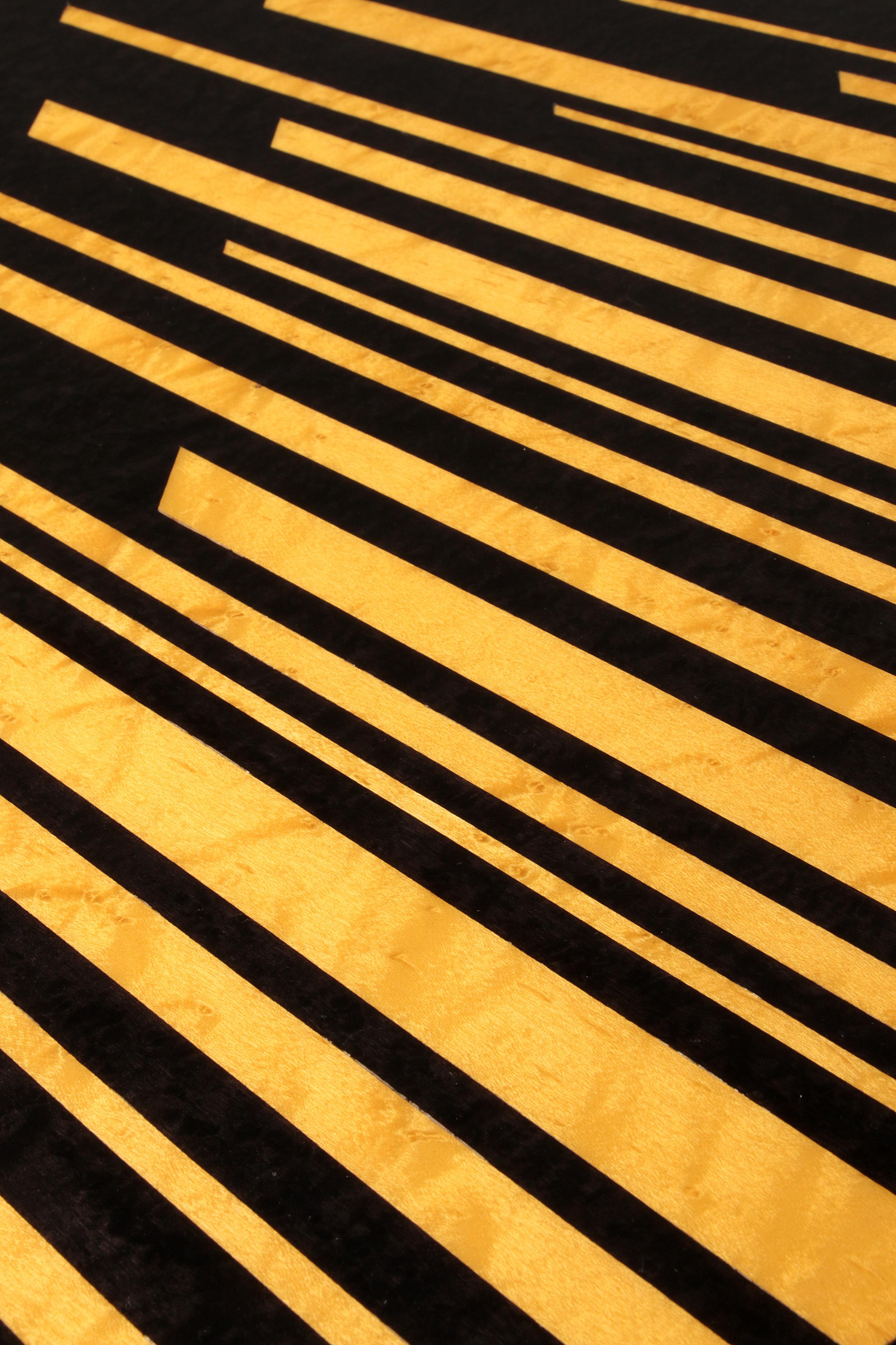 Table basse italienne des années 1980 en bois laqué noir et jaune en vente 6