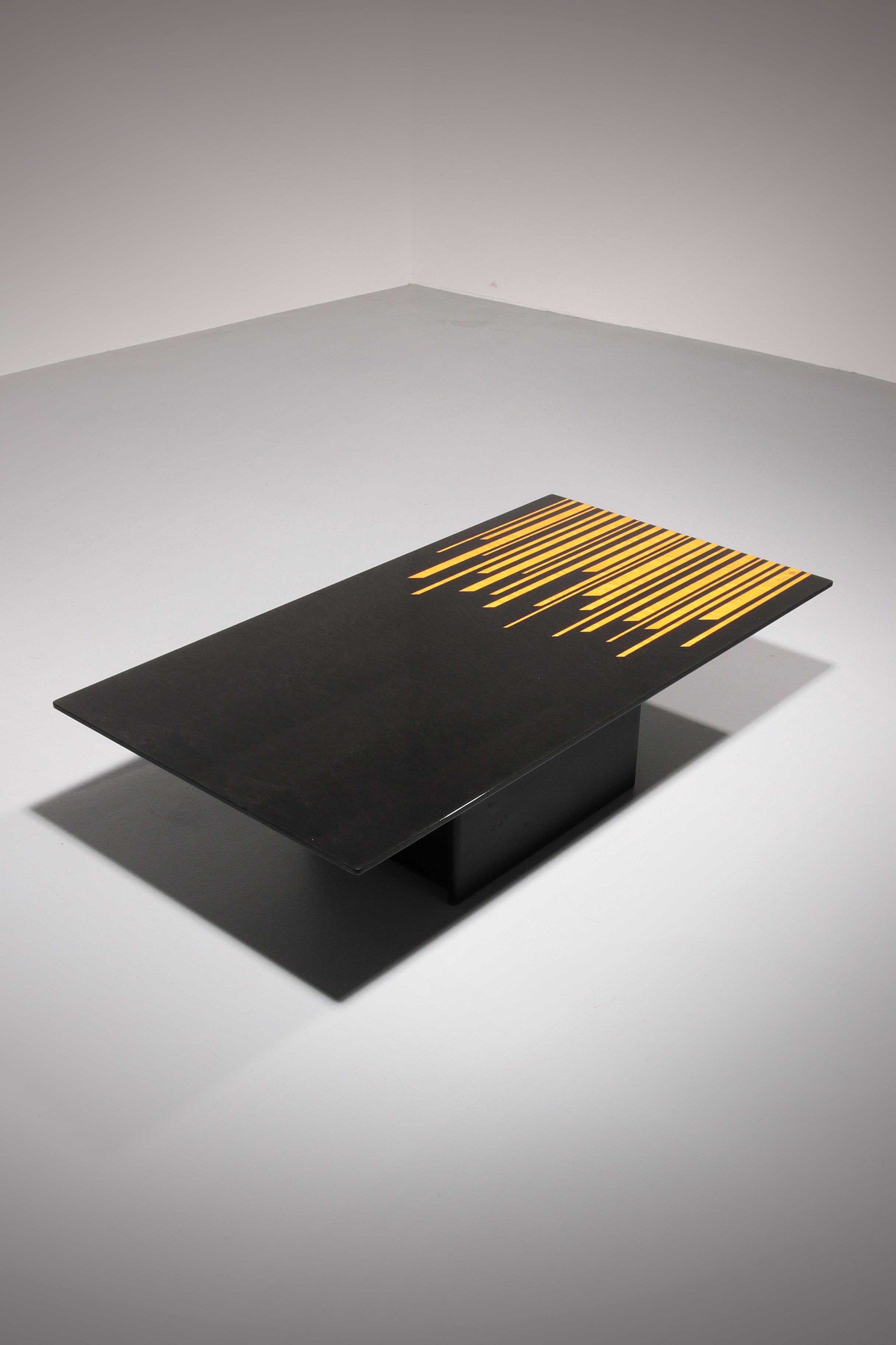 Cette rare table basse italienne des années 1980 transforme n'importe quel espace de vie en un décor digne d'une galerie d'art. Sa silhouette longue et raffinée et le contraste saisissant entre la laque noire profonde et le bois de ronce jaune chaud