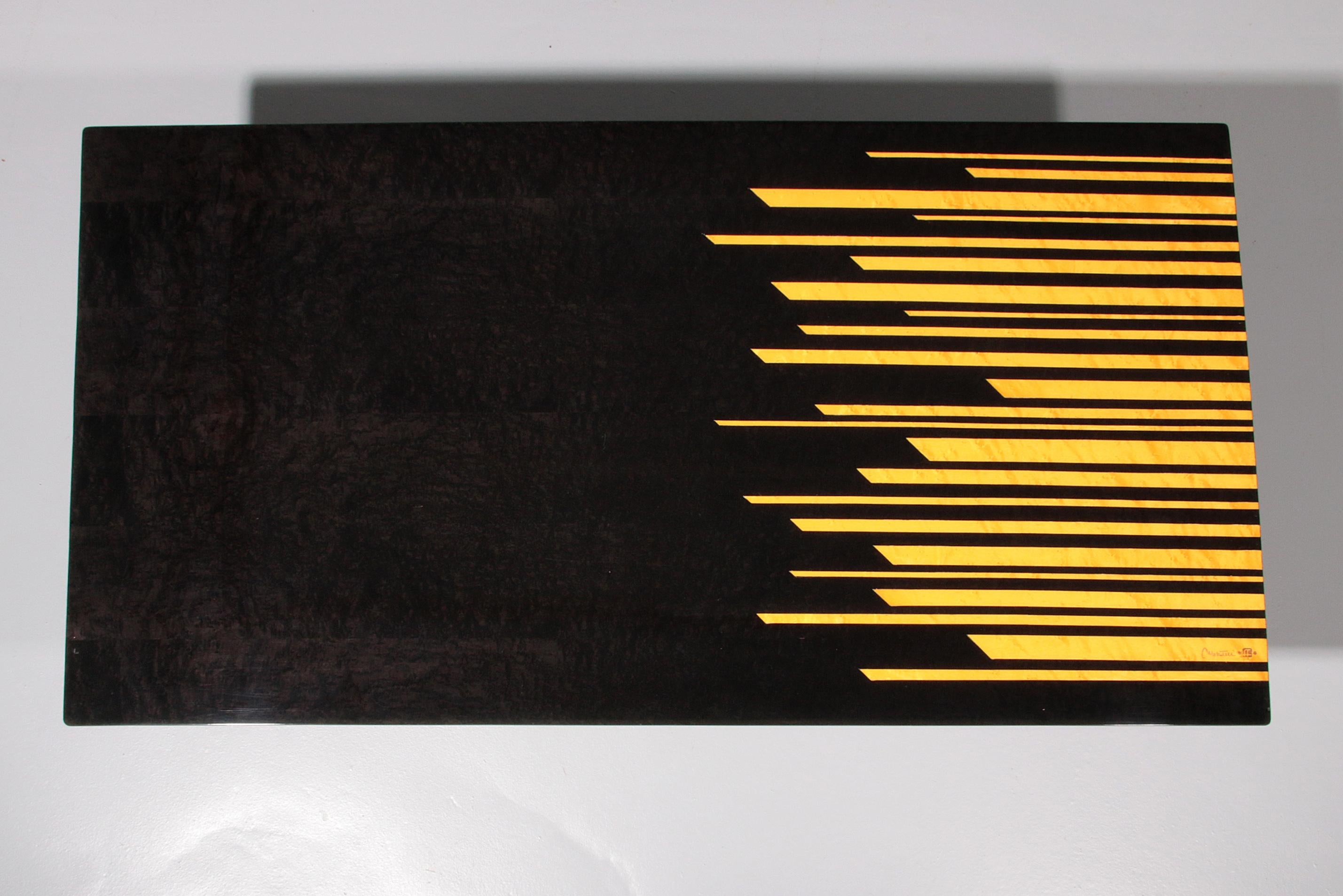 Table basse italienne des années 1980 en bois laqué noir et jaune en vente 1