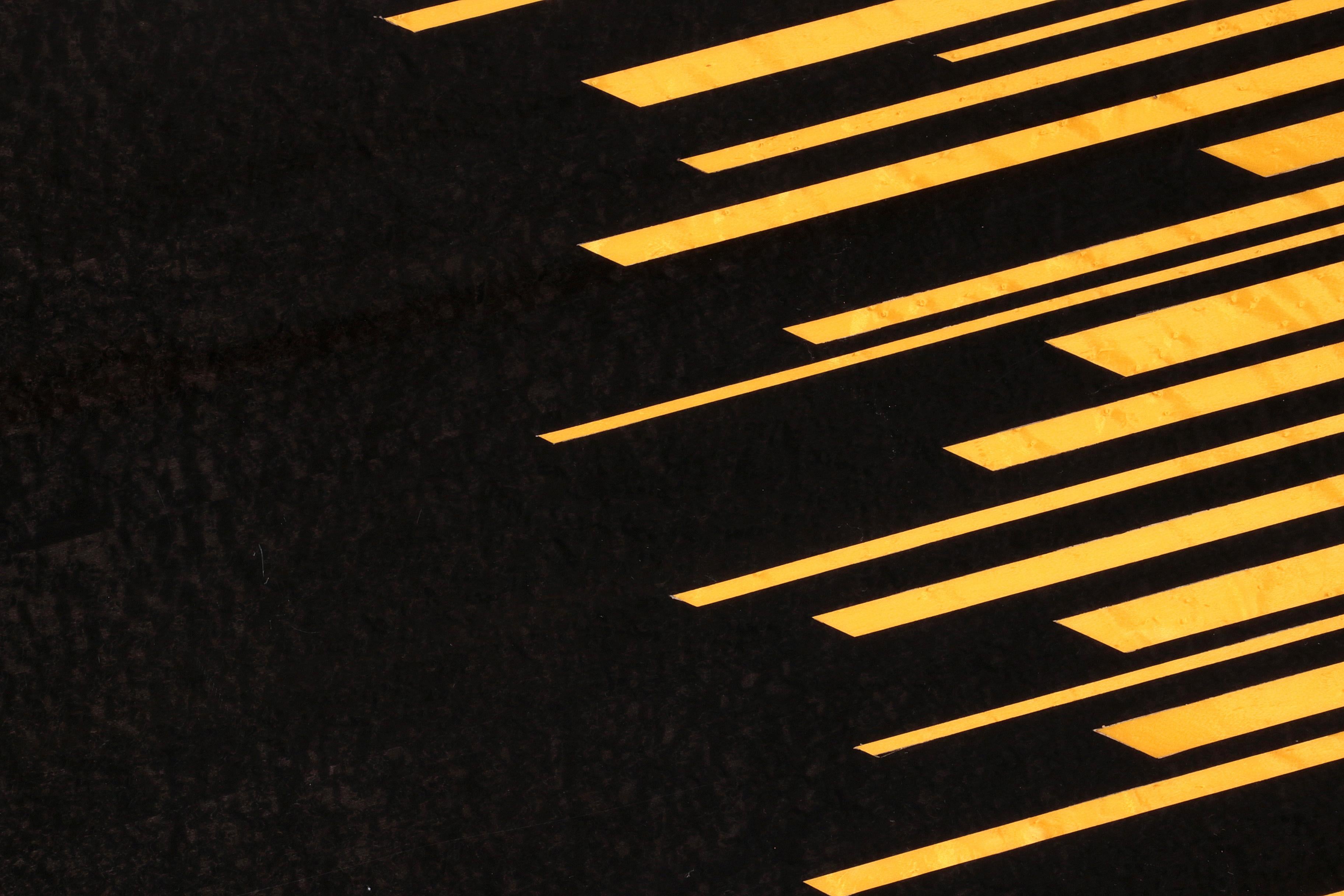 Table basse italienne des années 1980 en bois laqué noir et jaune en vente 2