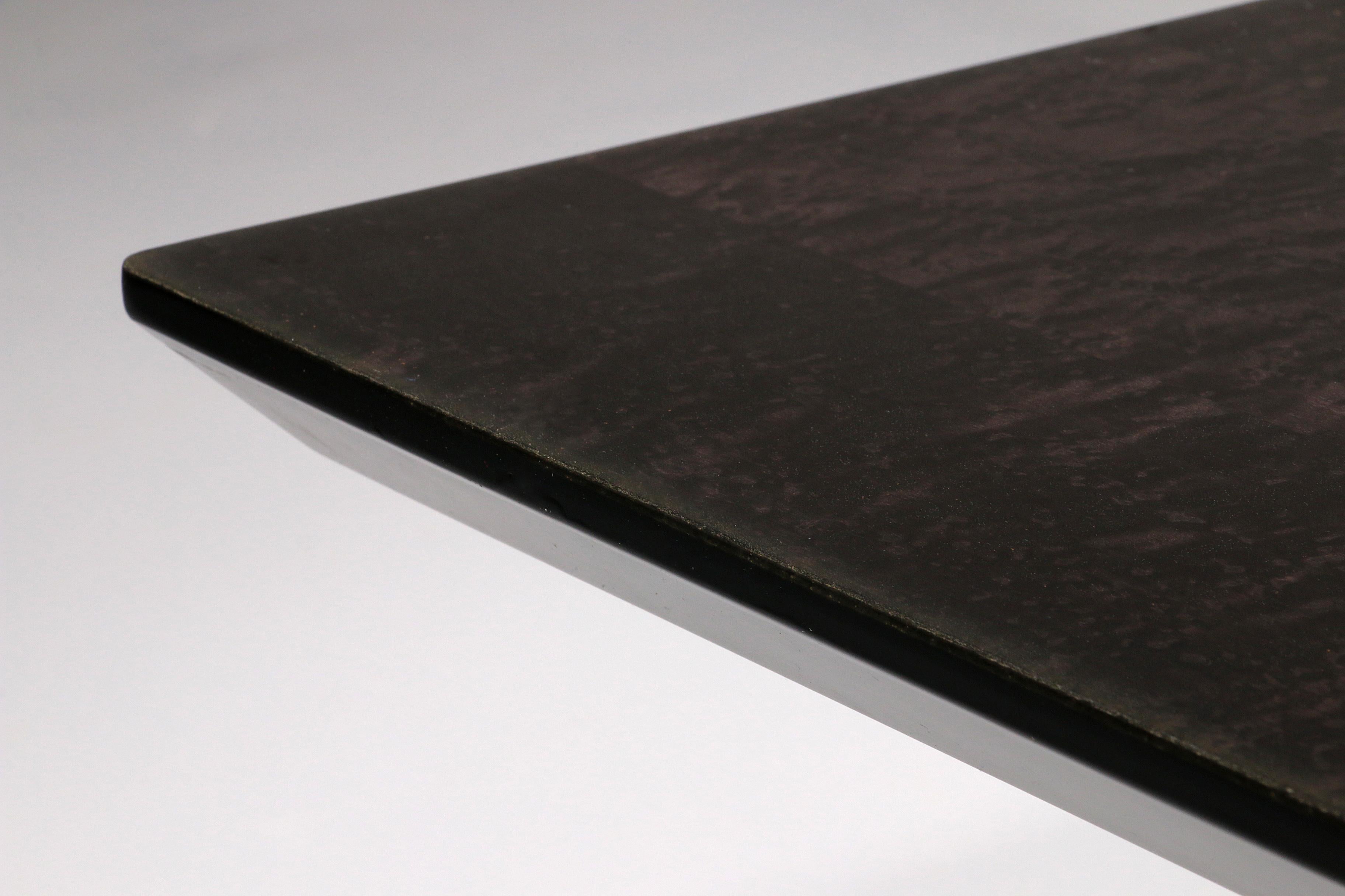 Table basse italienne des années 1980 en bois laqué noir et jaune en vente 3