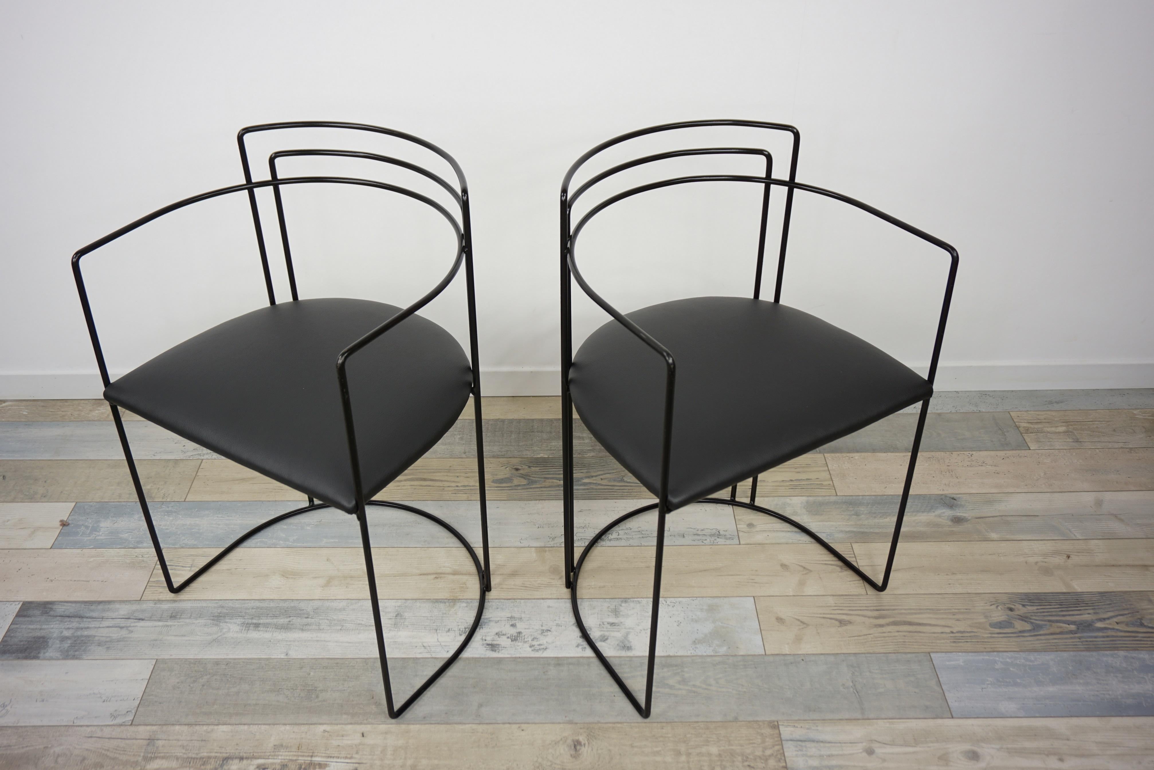 1980s Italian Design and Memphis Milano Style All in Black Pair of Chairs In Good Condition In Tourcoing, FR
