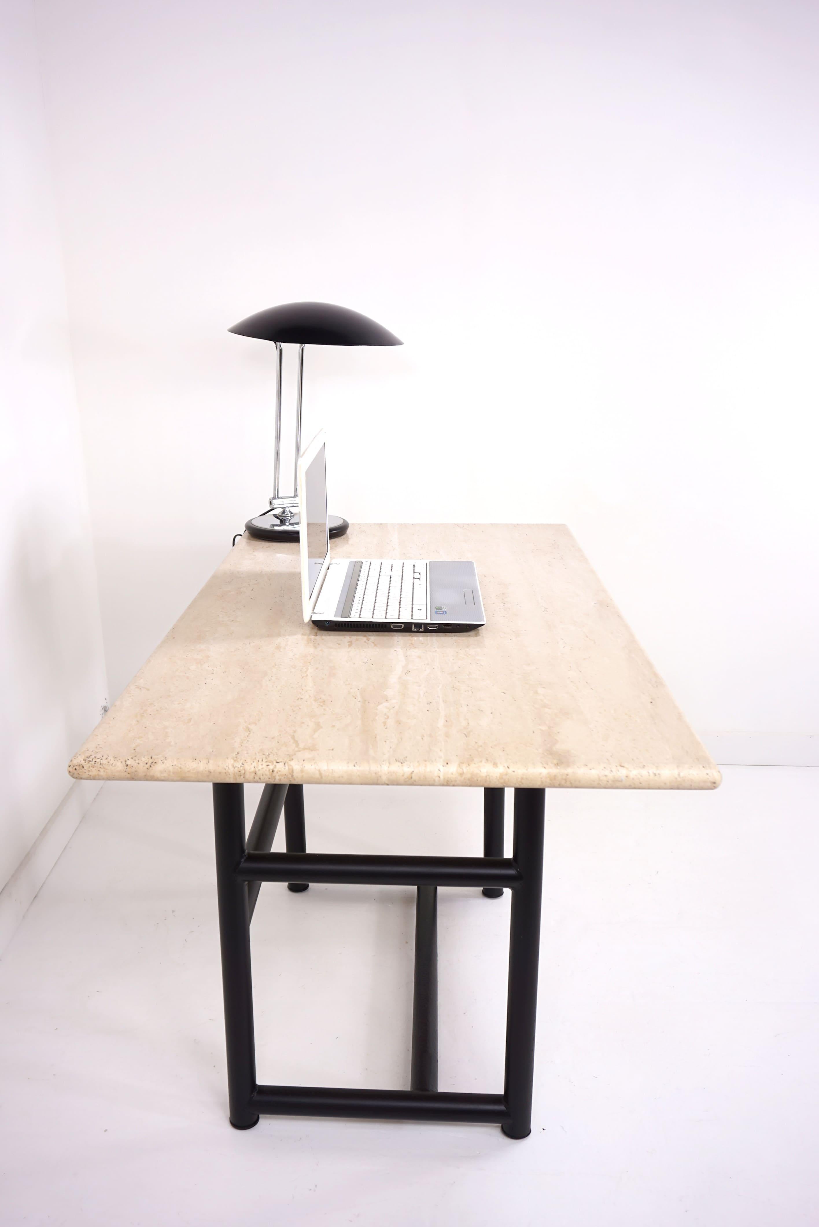 1980er Jahre Italienisches Design, Tisch mit schwarzem Metallgestell und Tablett aus Travertin (Europäisch) im Angebot