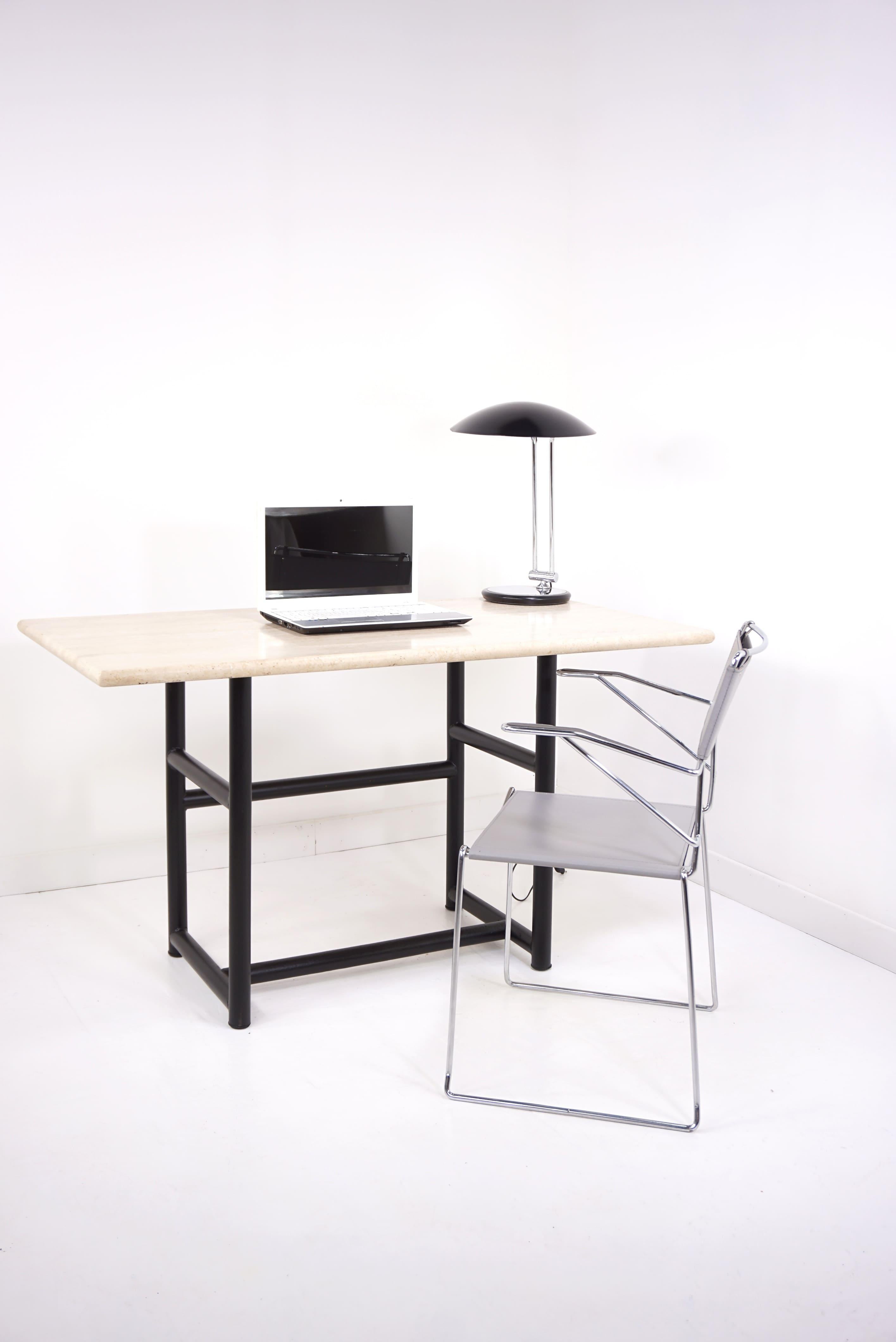 1980er Jahre Italienisches Design, Tisch mit schwarzem Metallgestell und Tablett aus Travertin im Zustand „Gut“ im Angebot in Tourcoing, FR