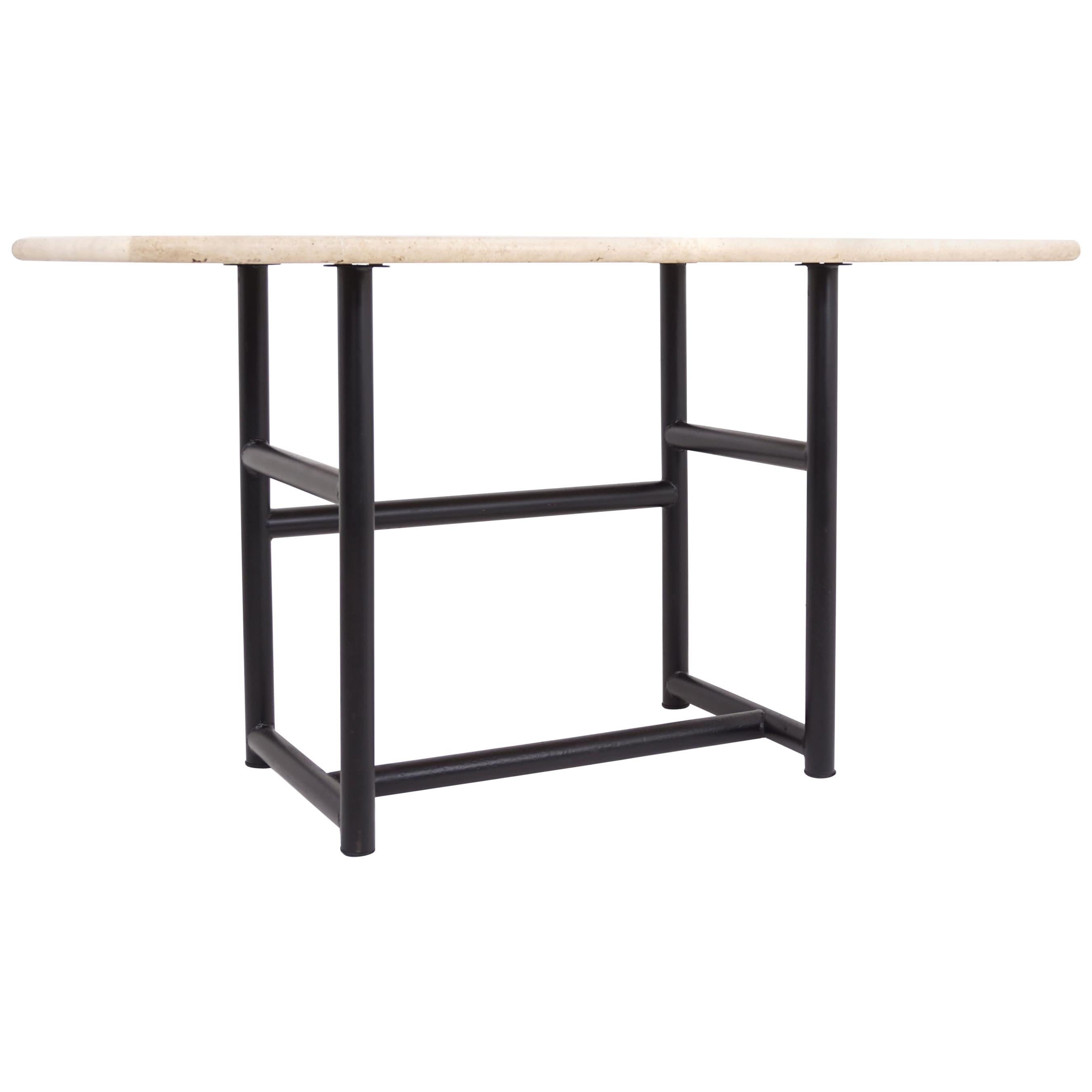 1980er Jahre Italienisches Design, Tisch mit schwarzem Metallgestell und Tablett aus Travertin im Angebot