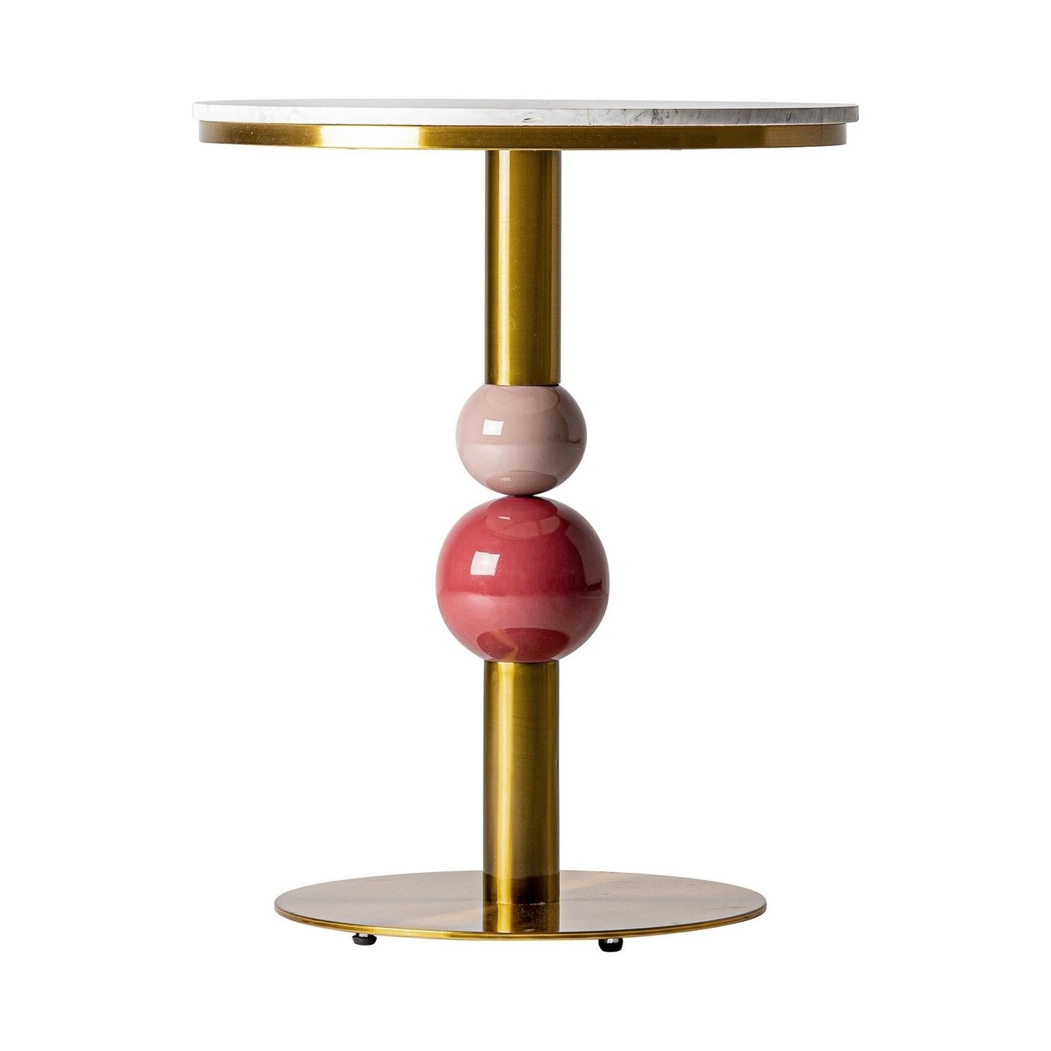 Runder Sockeltisch im italienischen Design, bestehend aus einem grafischen Fuß aus vergoldetem Metall und einem runden Tablett aus weißem Marmor mit pudrigem rosa Touch!