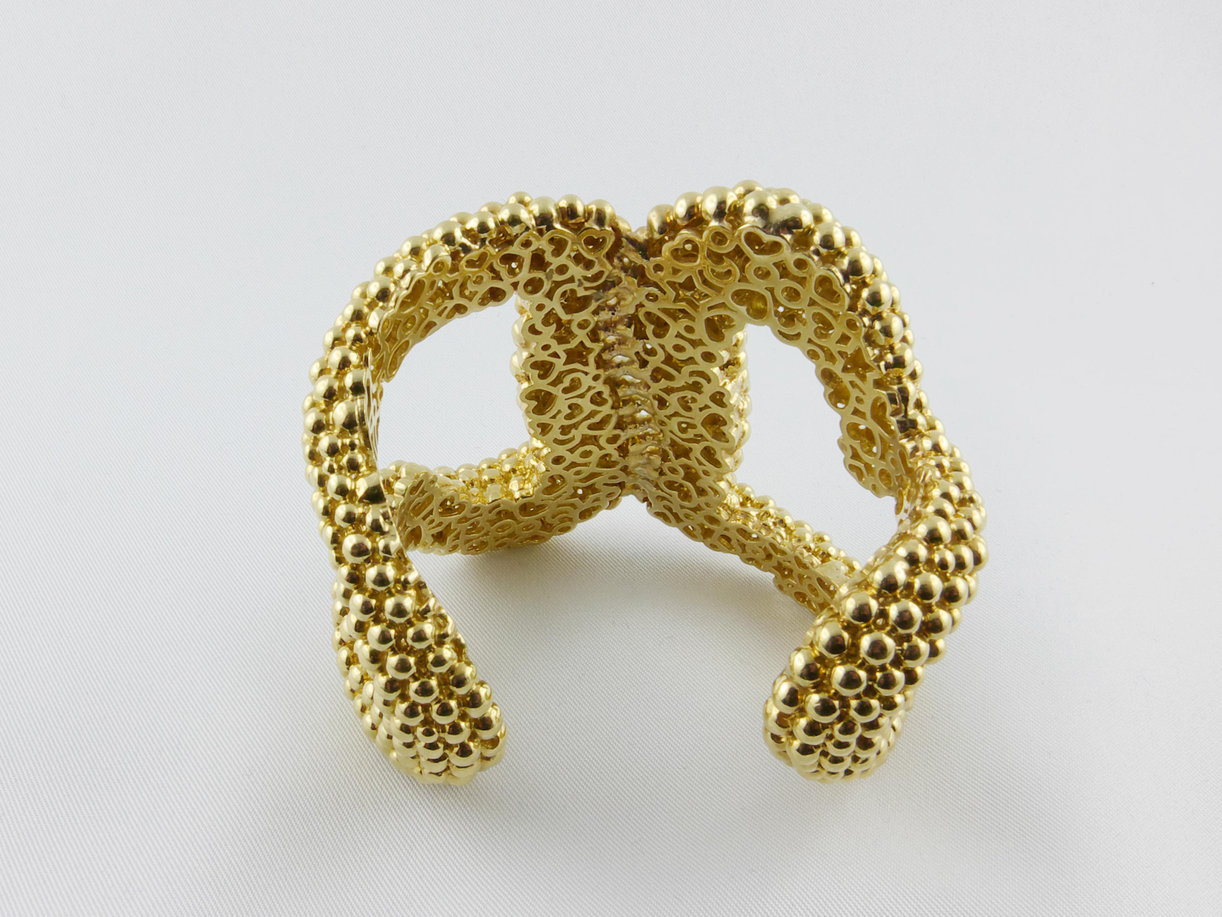 1980s Italian Double-Heart 18 Karat Yellow Gold Cuff In Good Condition For Sale In Torino, IT