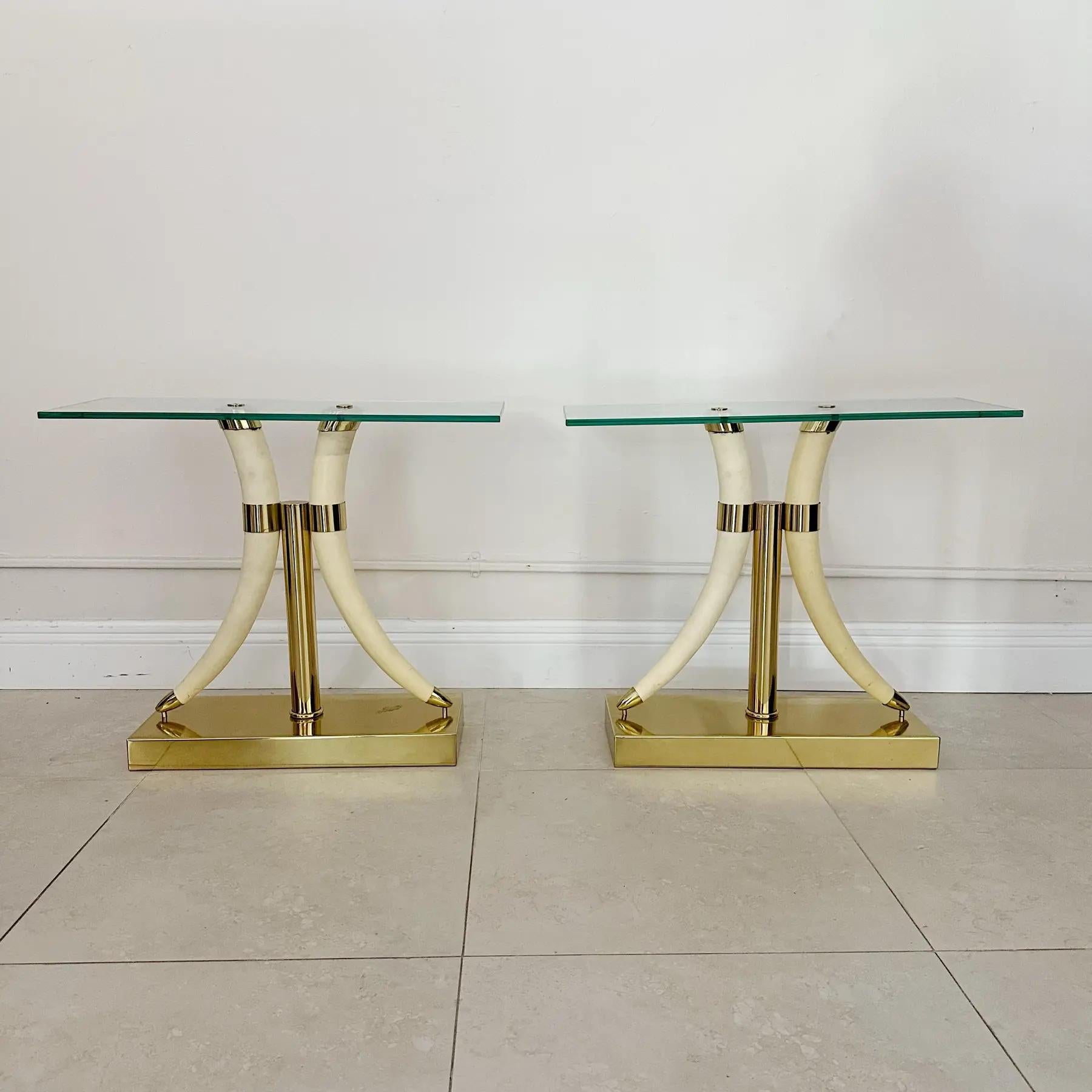 Pareja de mesas auxiliares de cuerno de imitación y latón con tapa de cristal, procedentes de Italia en la década de 1980. Son unas mesas auxiliares decorativas perfectas para las bebidas. Pulido profesionalmente y en buen estado de época, presenta