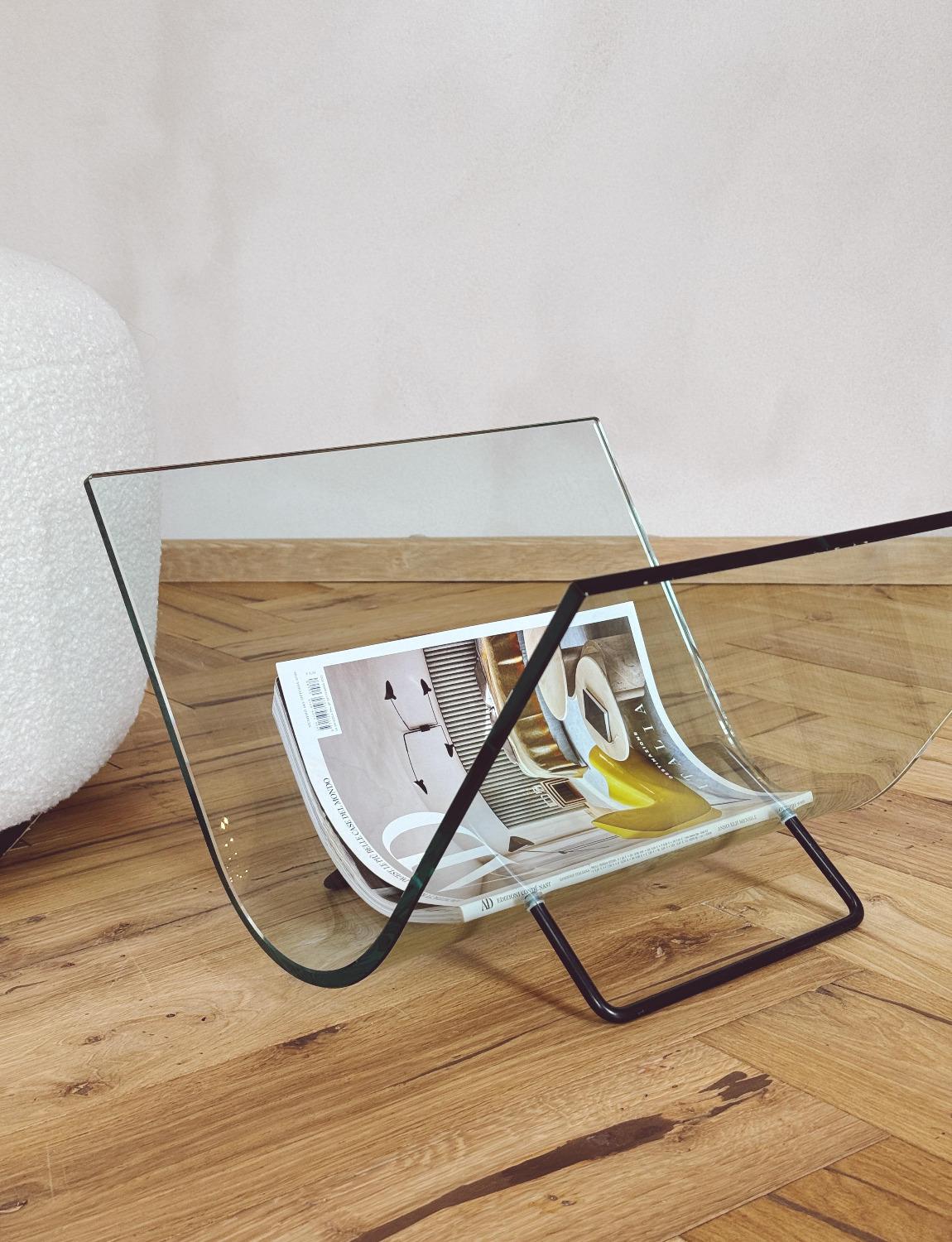An extremely elegant Ico Parisi magazine stand made in the 1950s in lacquered wood and glass with brass fittings. A wonderful mid-century design piece in very good condition.