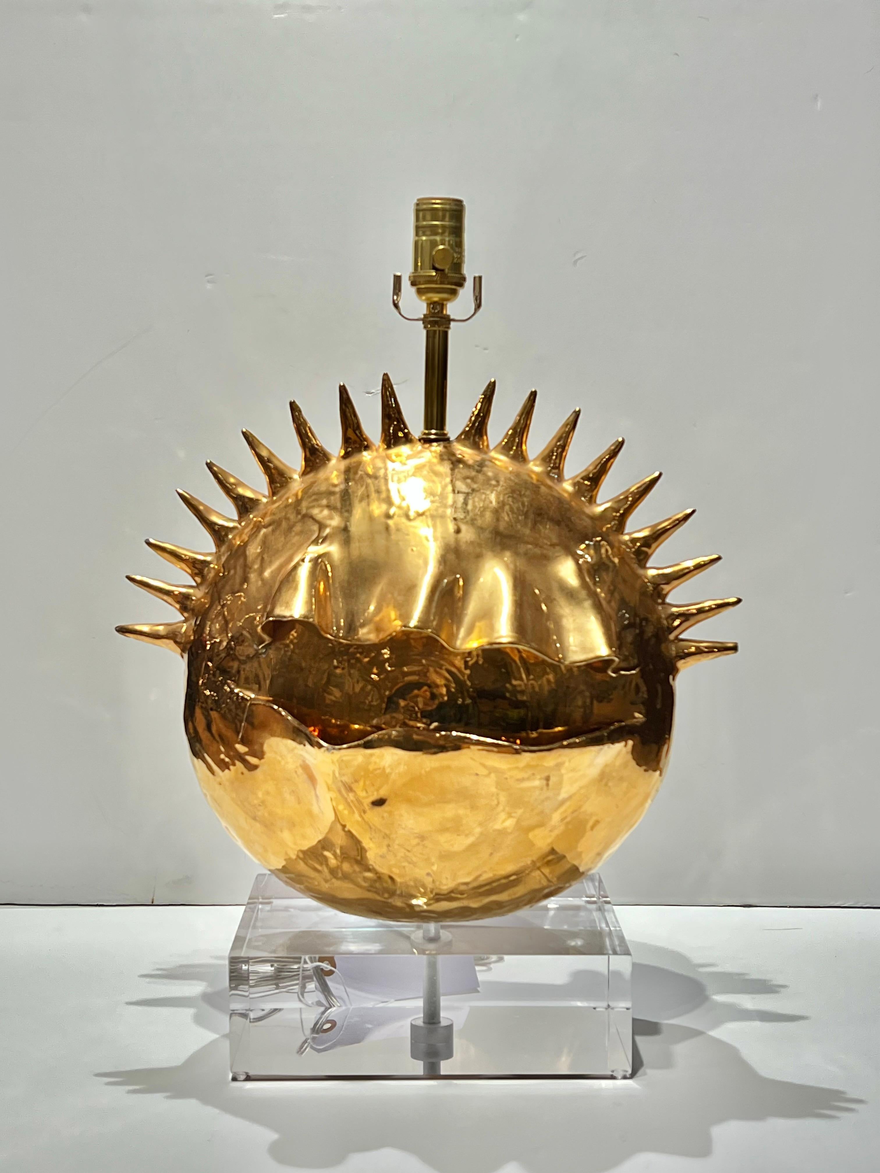 Lampe de table en poterie italienne brutaliste des années 1980, fabriquée à la main, avec base en acrylique. Fabriqué par Emilia Palomba dans son Studio à Cagliari en Sardaigne. Signé 
